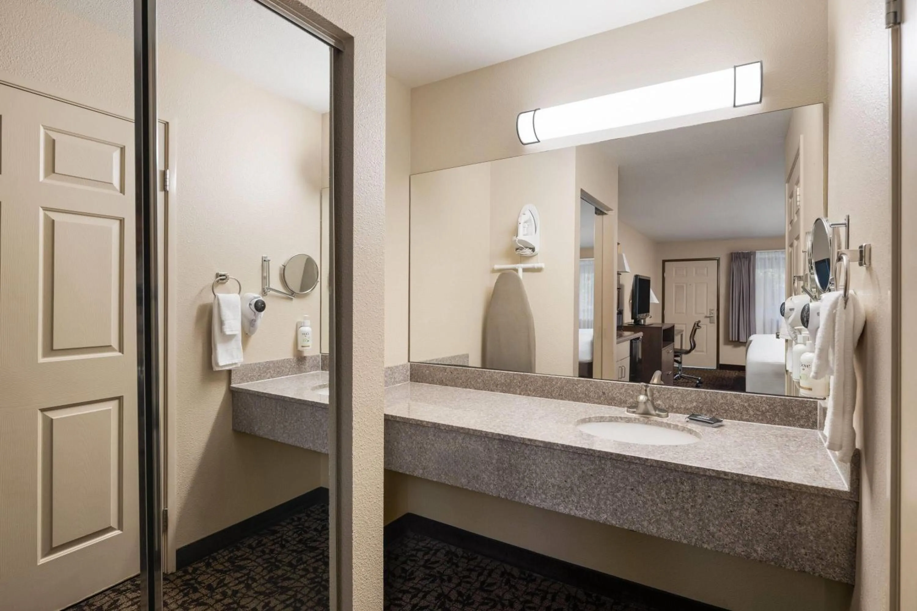 Bathroom, Bed in Hawthorn Suites by Wyndham Napa Valley