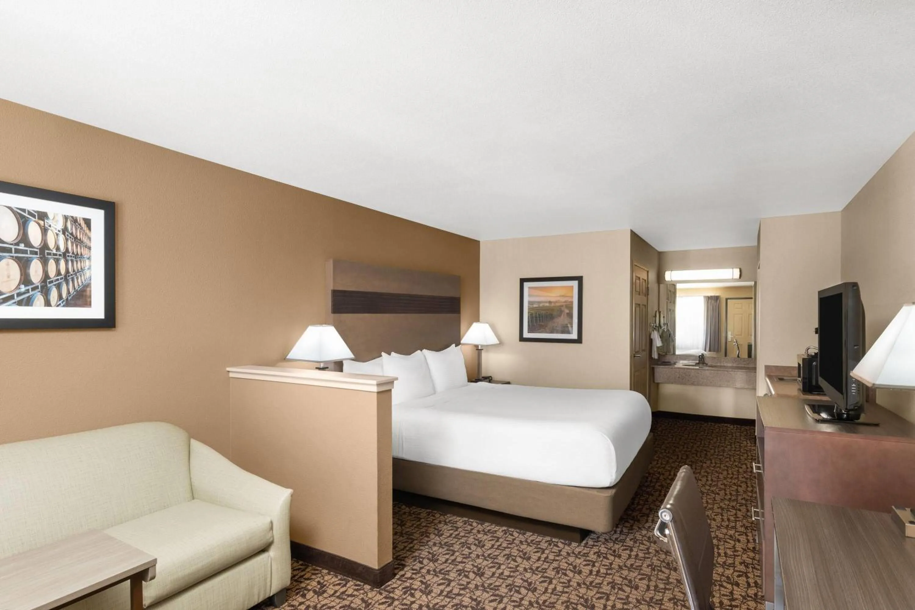 Photo of the whole room, Bed in Hawthorn Suites by Wyndham Napa Valley