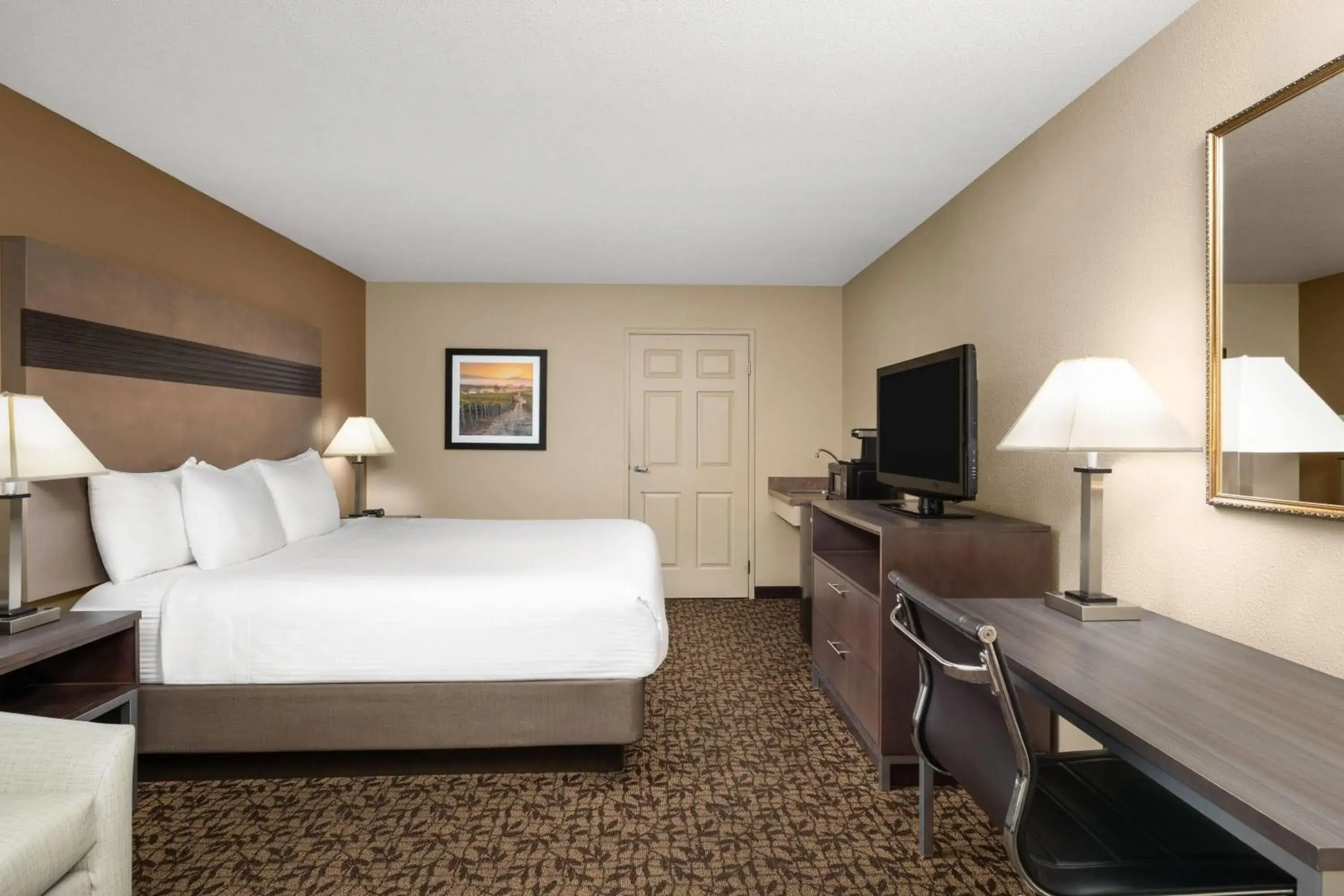 King Room - Mobility Access/Non-Smoking in Hawthorn Suites by Wyndham Napa Valley King Room - Mobility Access/Non-Smoking in Hawthorn Suites by Wyndham Napa Valley