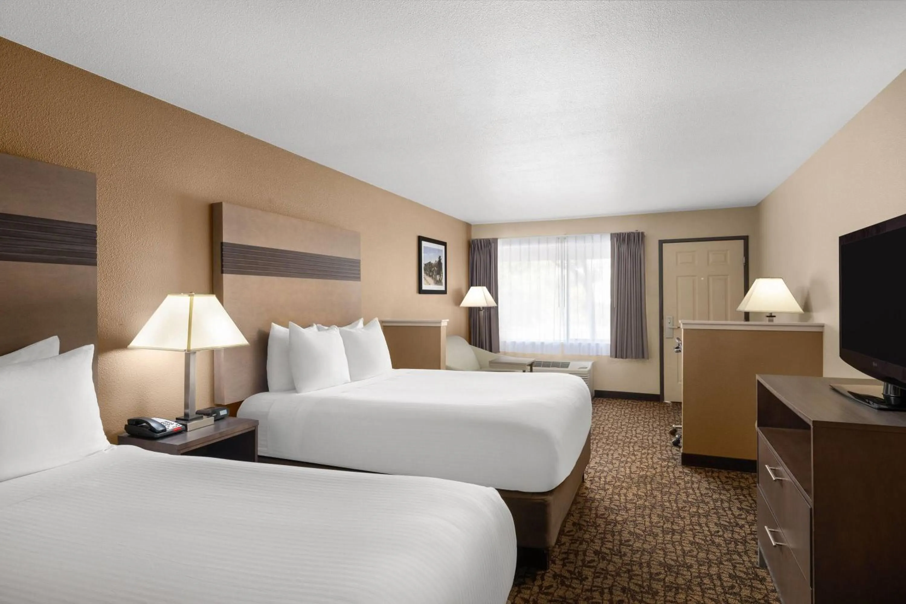 Photo of the whole room, Bed in Hawthorn Suites by Wyndham Napa Valley