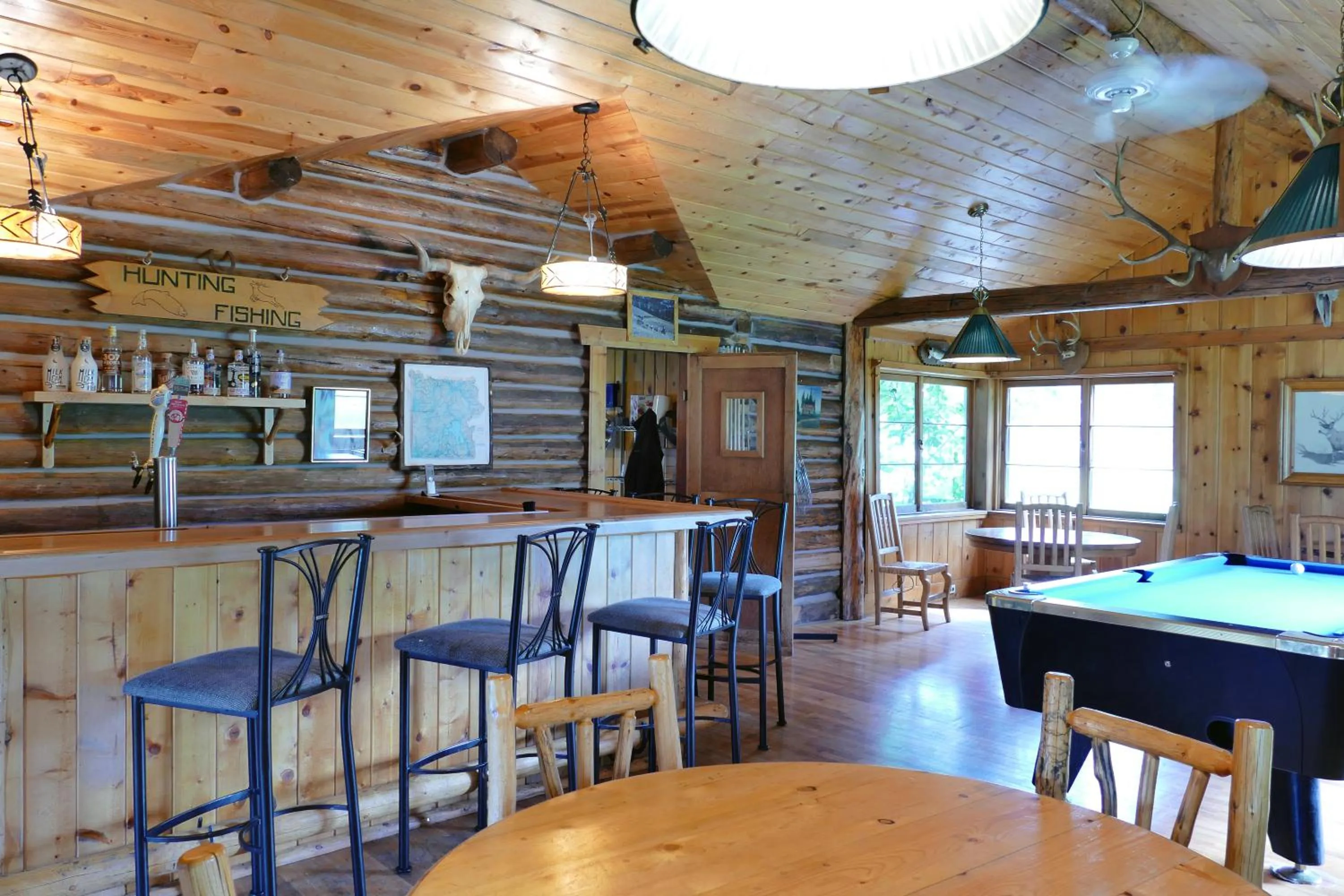 Lounge or bar in Trail Shop Inn