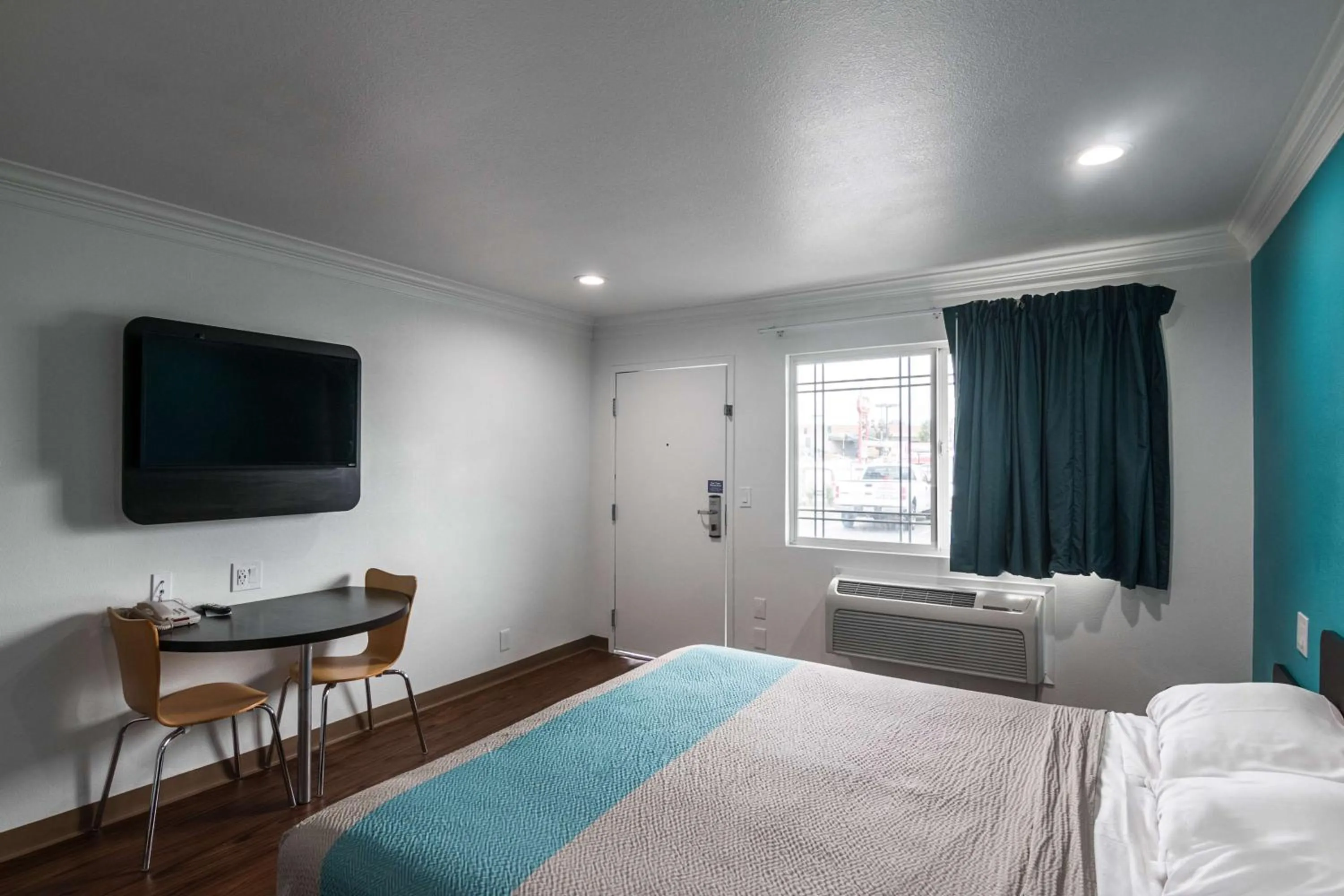 TV and multimedia, Bed in Motel 6-Norwalk, CA