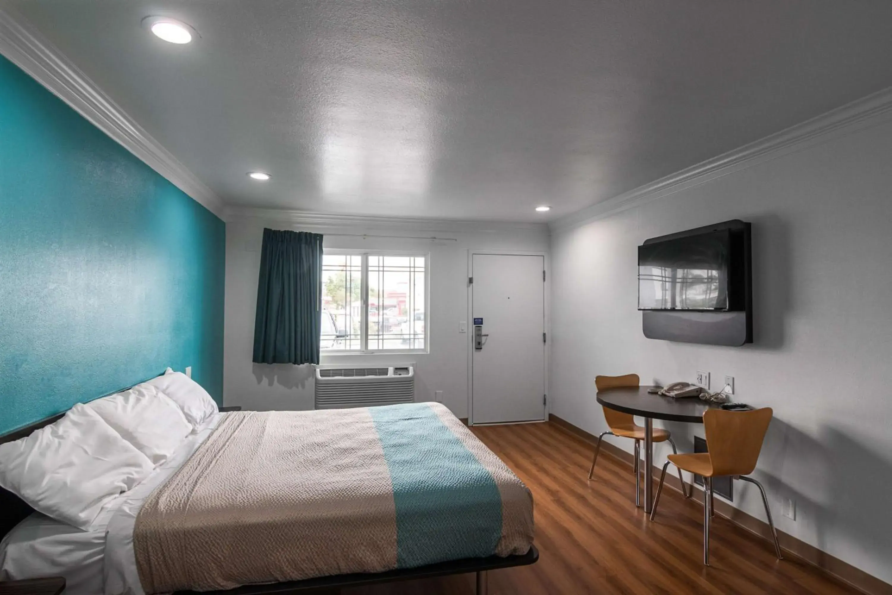 Deluxe King Room - Non-Smoking in Motel 6-Norwalk, CA Deluxe King Room - Non-Smoking in Motel 6-Norwalk, CA