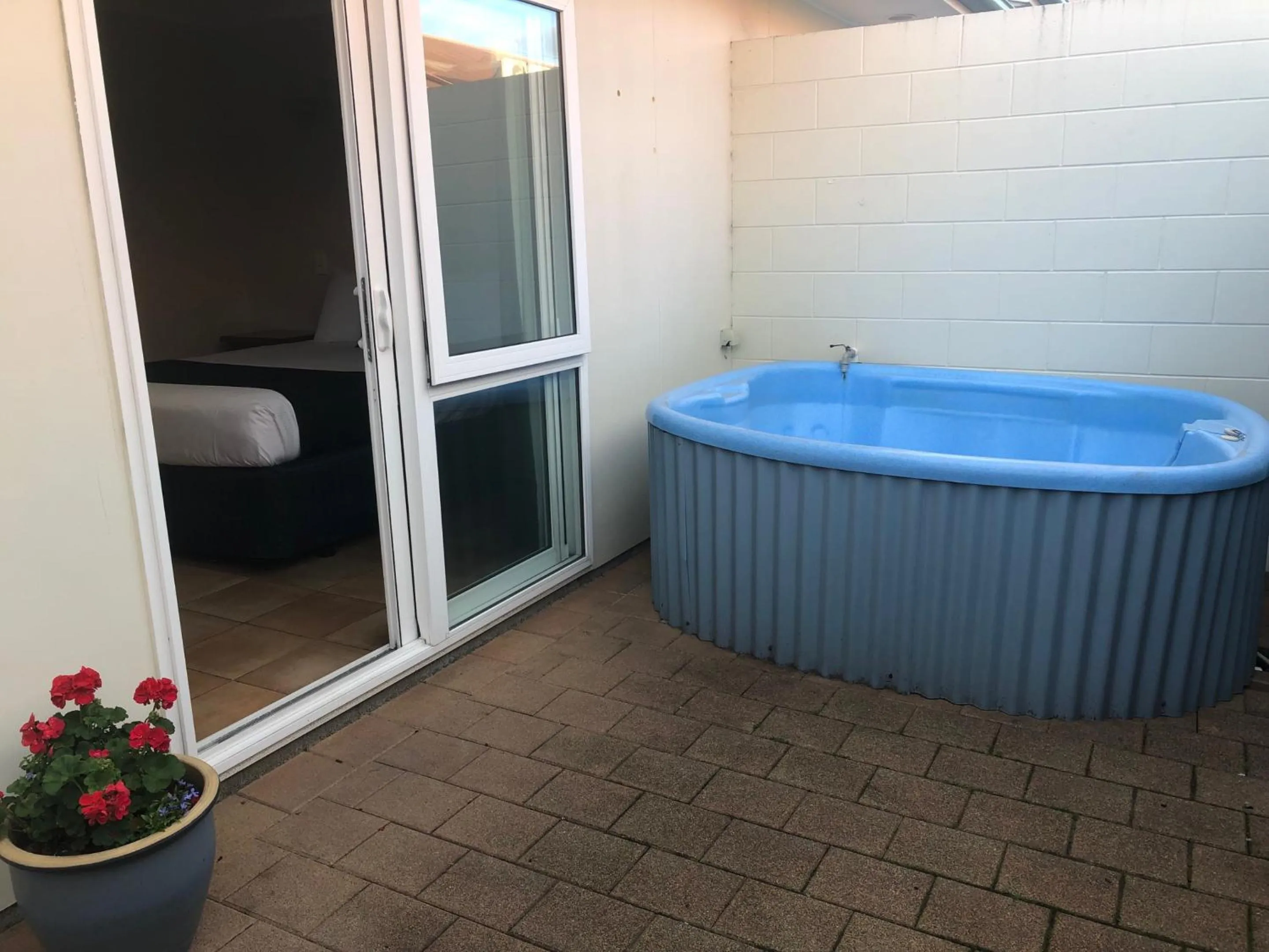 Hot Tub in Cottage Park Thermal Motel