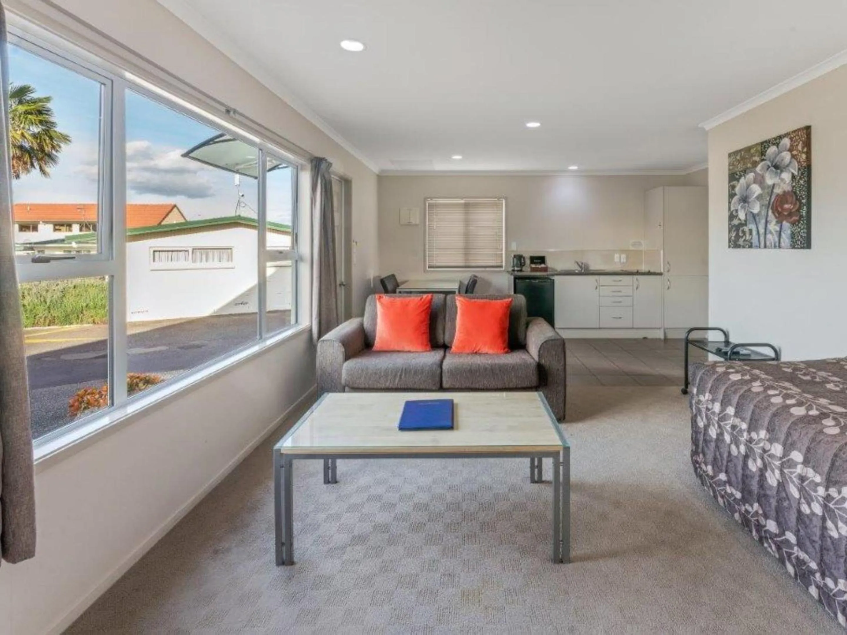 Living room in Cottage Park Thermal Motel