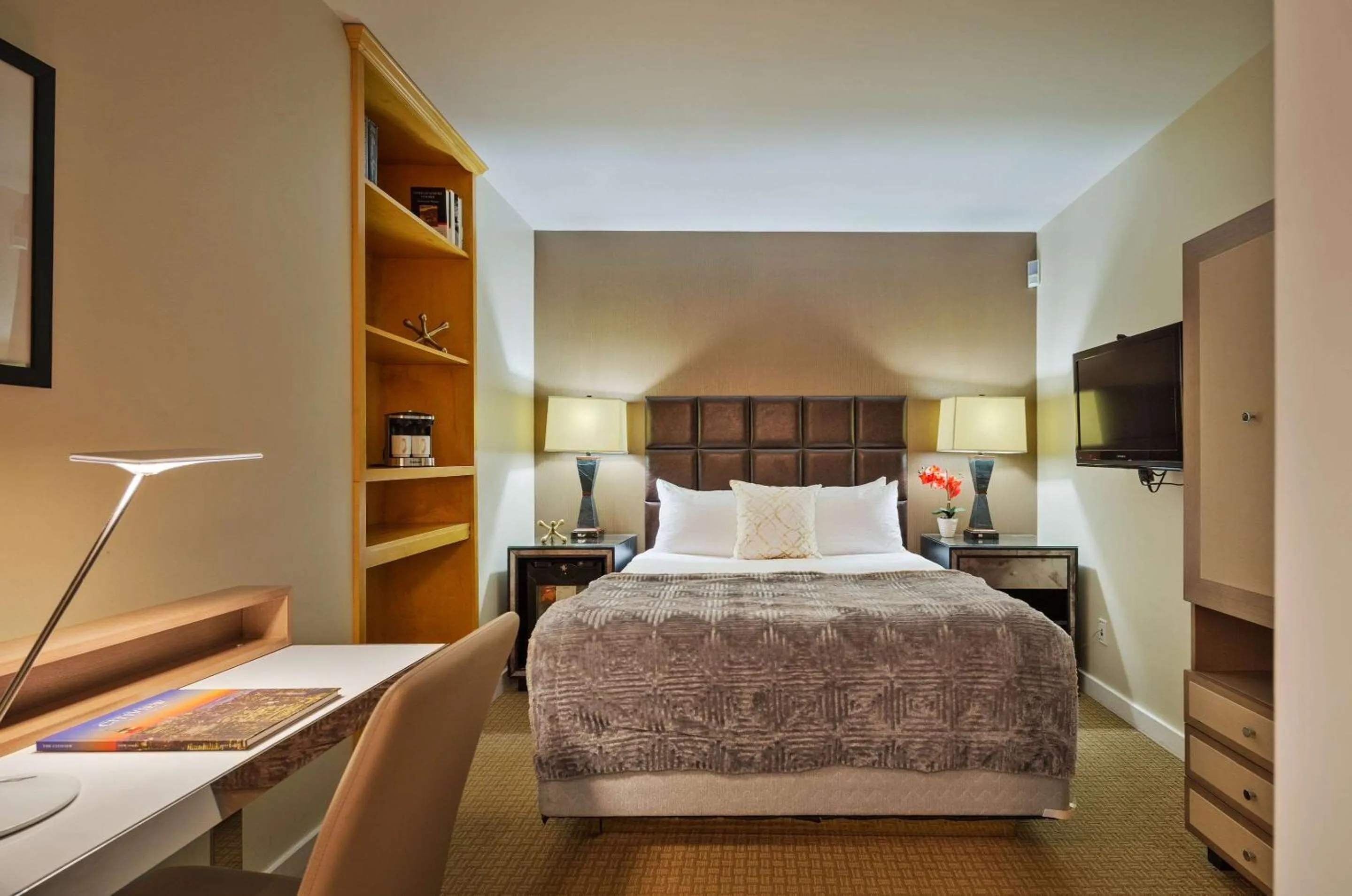 Photo of the whole room, Bed in The Historic Blue Angel Hotel Lexington Ave, an Ascend Collection