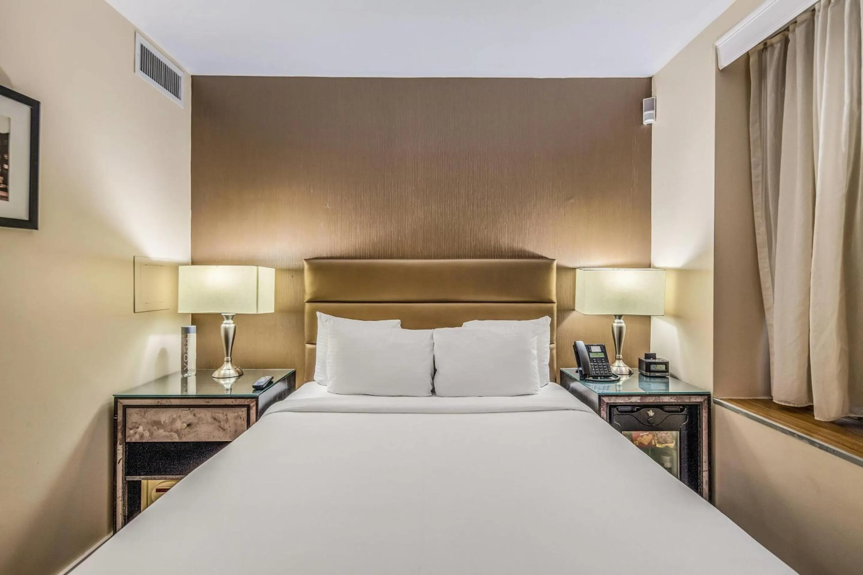 Bedroom, Bed in The Historic Blue Angel Hotel Lexington Ave, an Ascend Collection