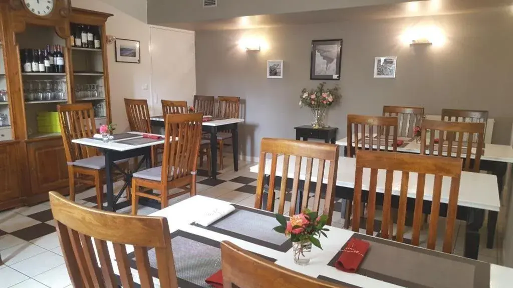 Dining area in Logis Auberge de Carolles Dining area in Logis Auberge de Carolles