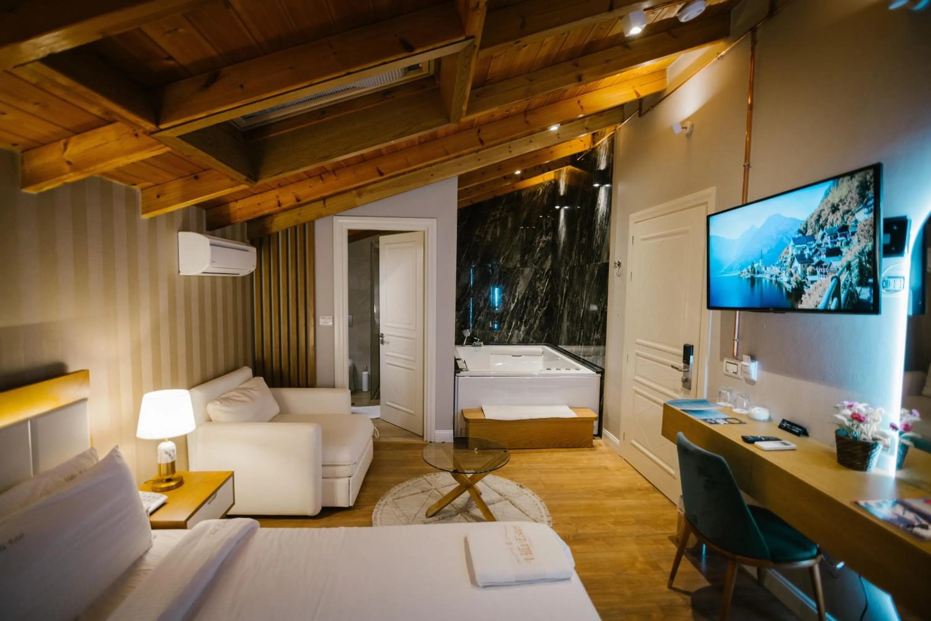 Suite with Balcony - single occupancy in Villa Ester