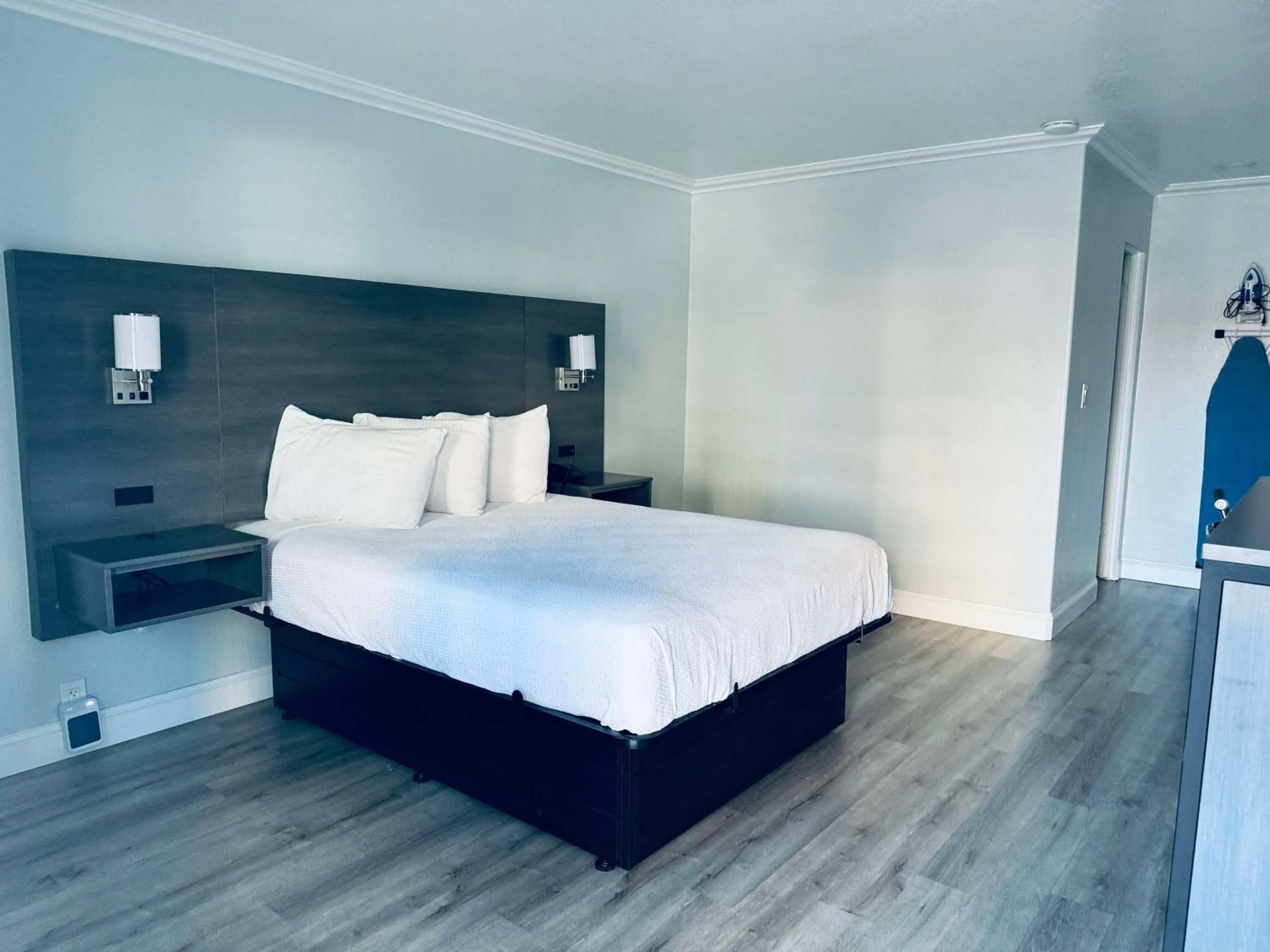 Bedroom, Bed in SureStay by Best Western Fresno Central