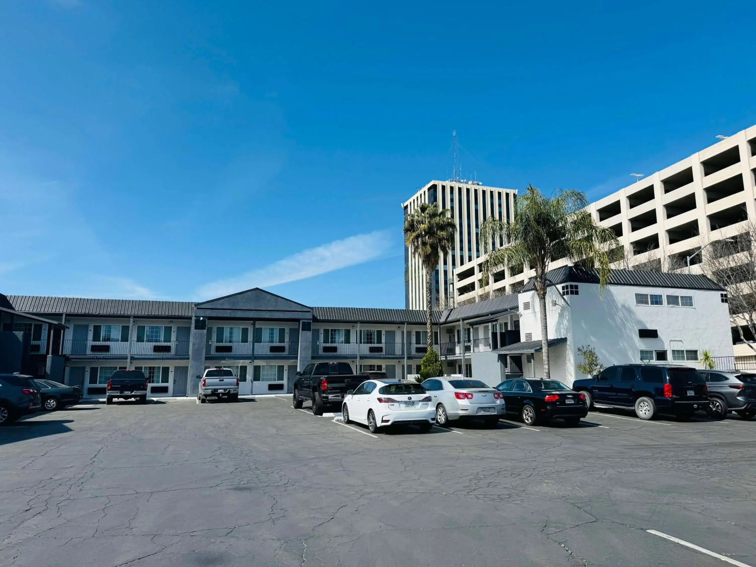 Property building in SureStay by Best Western Fresno Central Property building in SureStay by Best Western Fresno Central