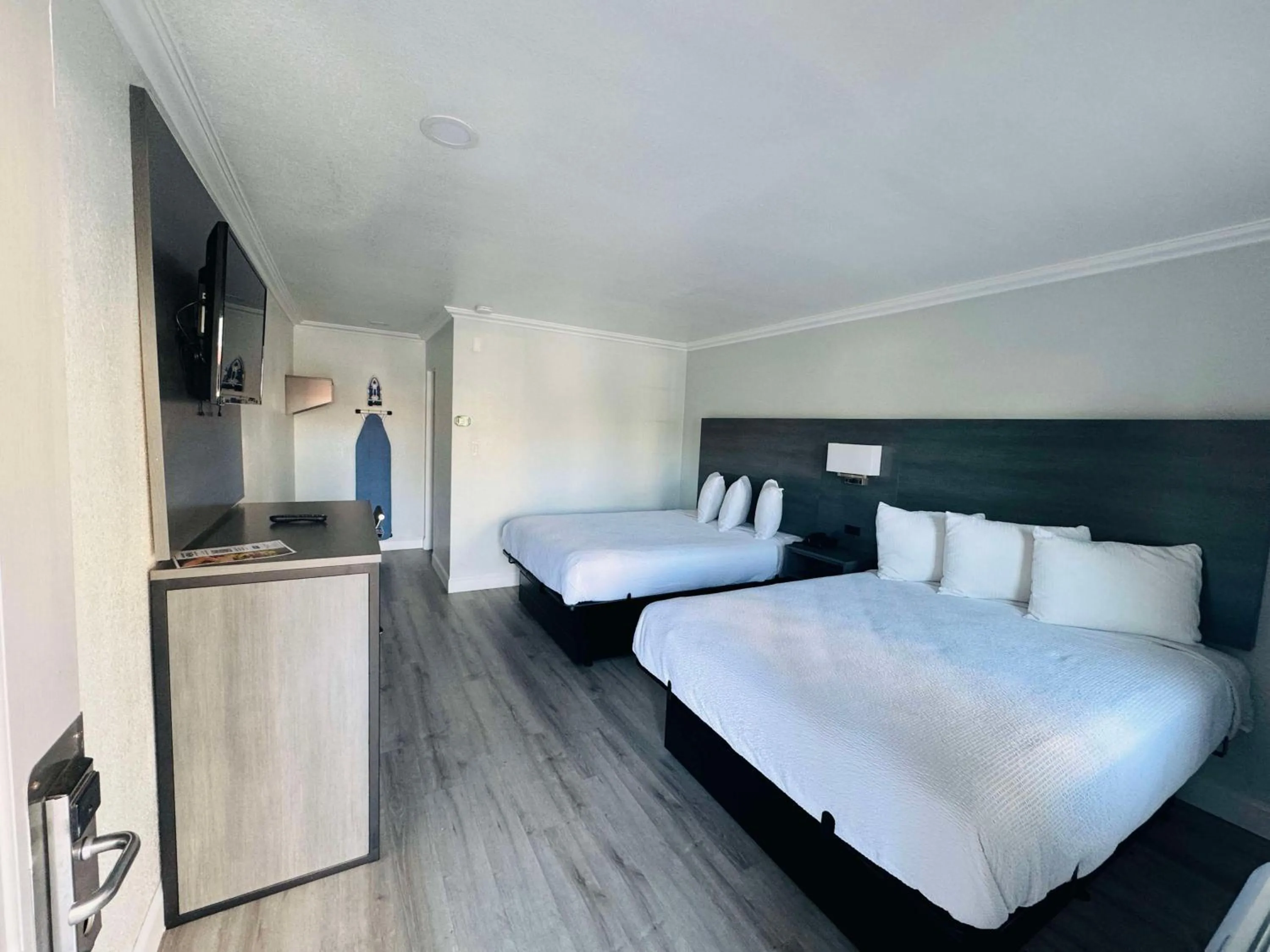 Bedroom, Bed in SureStay by Best Western Fresno Central