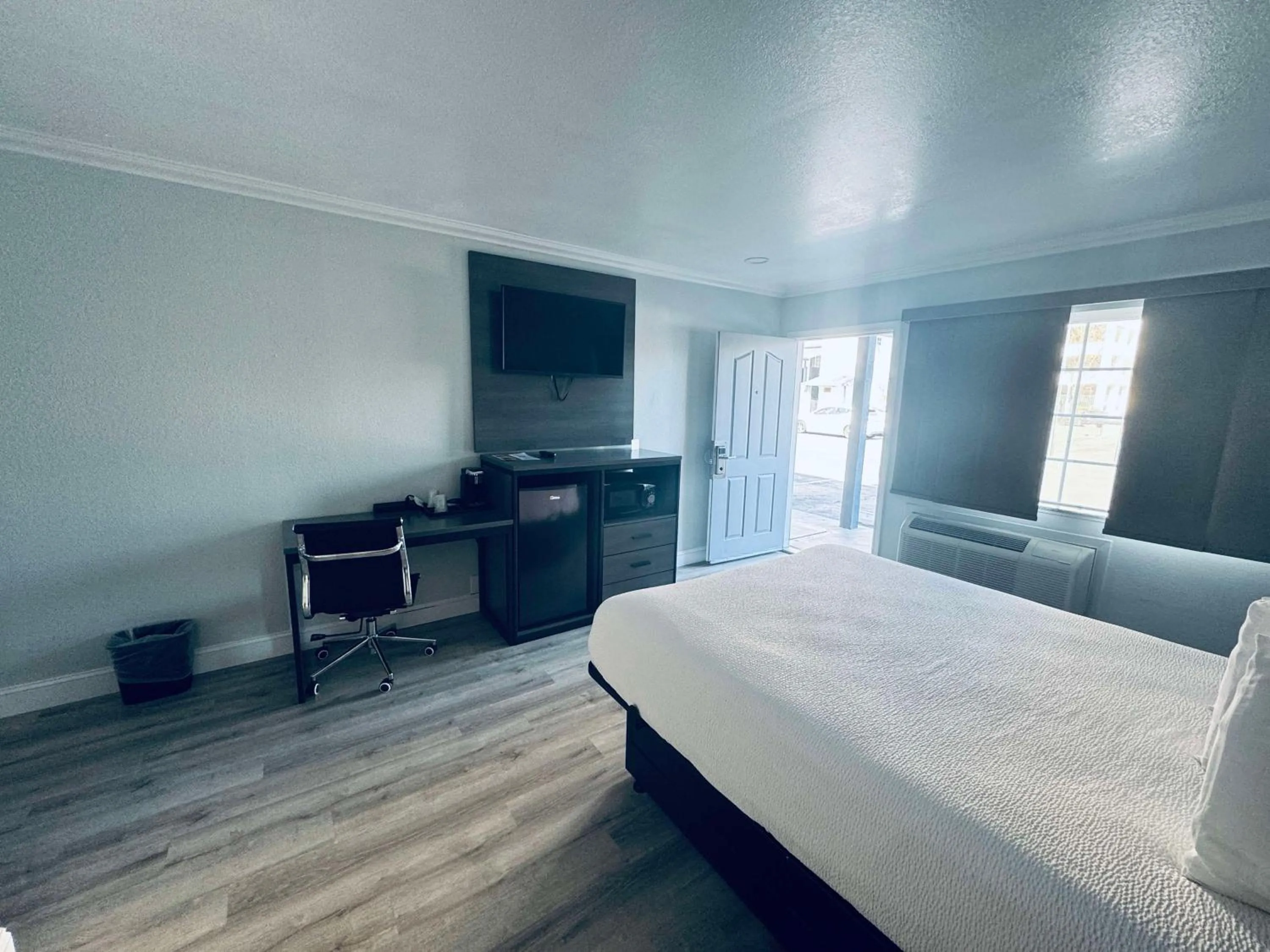 Bedroom, Bed in SureStay by Best Western Fresno Central