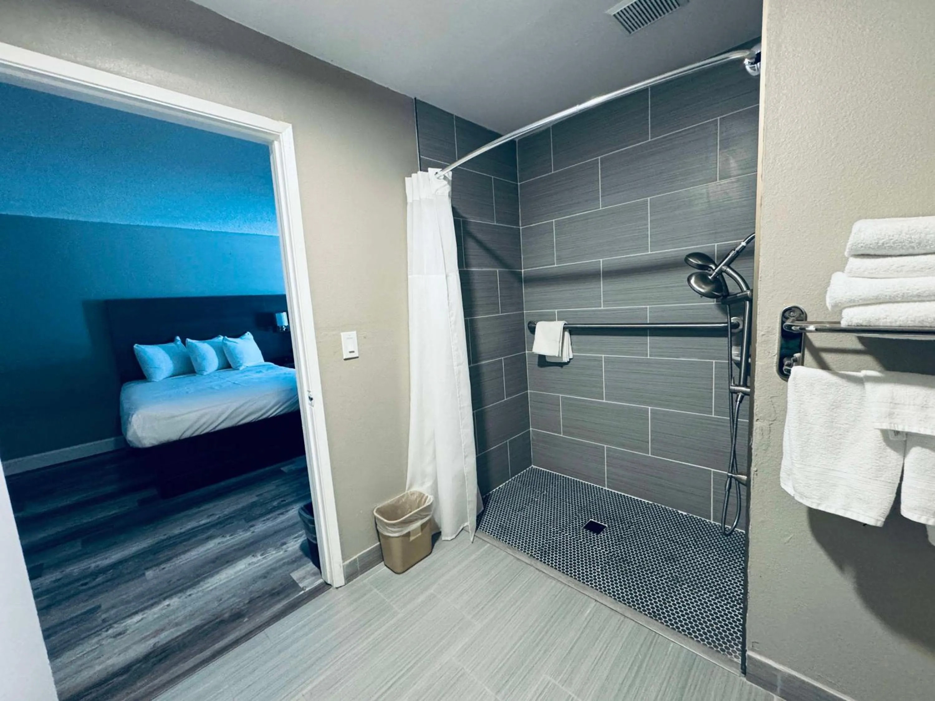 Bathroom, Bed in SureStay by Best Western Fresno Central