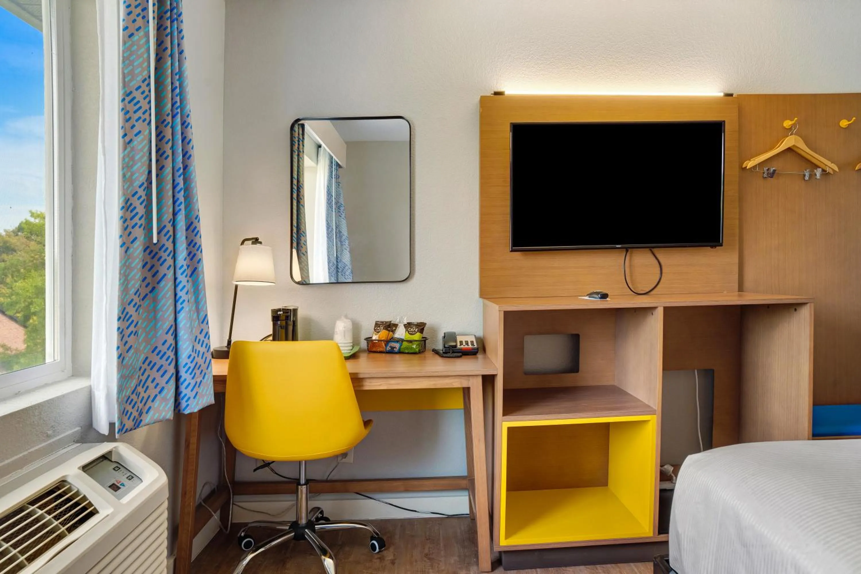 Bedroom in Days Inn by Wyndham Omaha - West Dodge