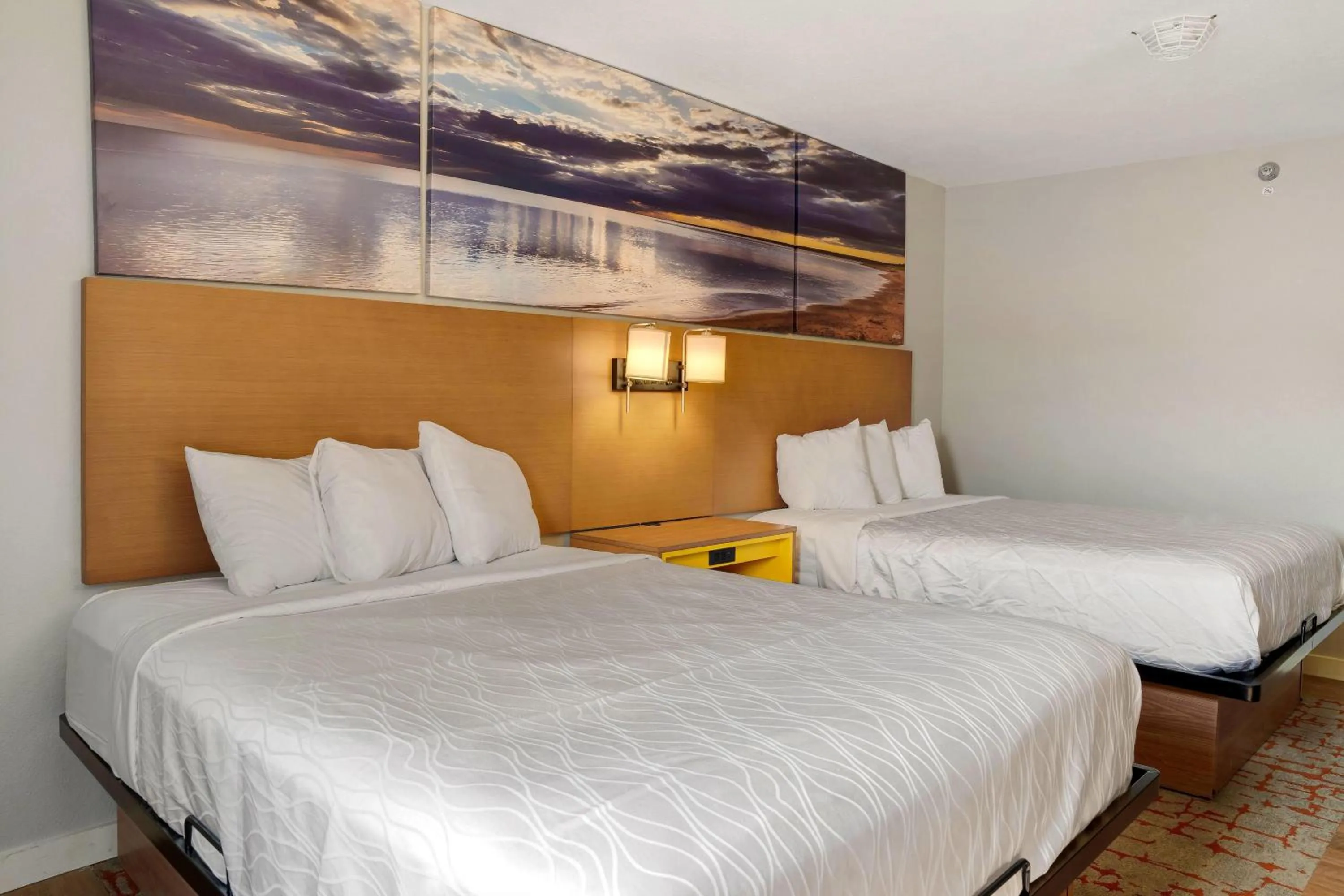 Photo of the whole room, Bed in Days Inn by Wyndham Omaha - West Dodge