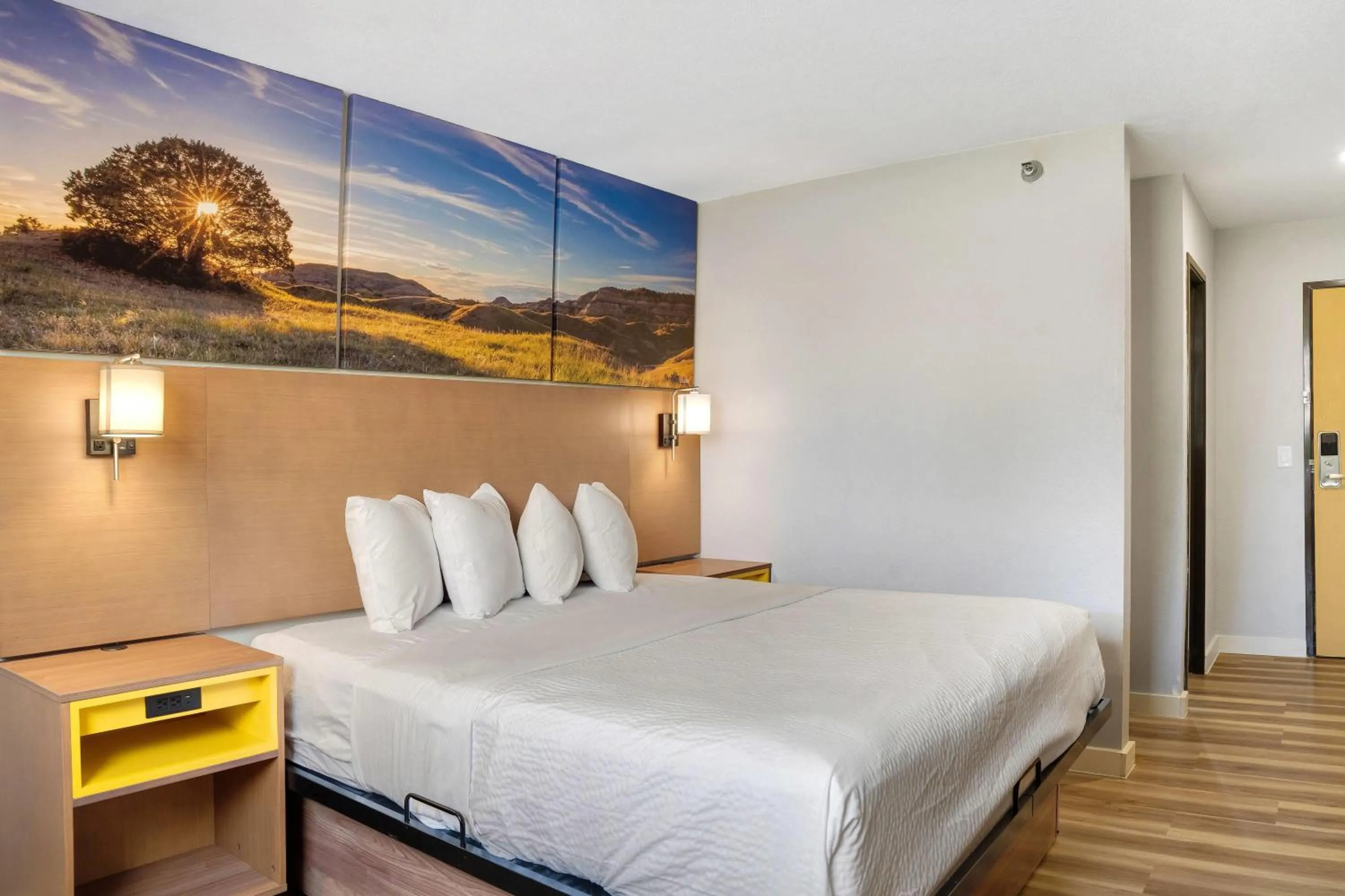 Photo of the whole room, Bed in Days Inn by Wyndham Omaha - West Dodge