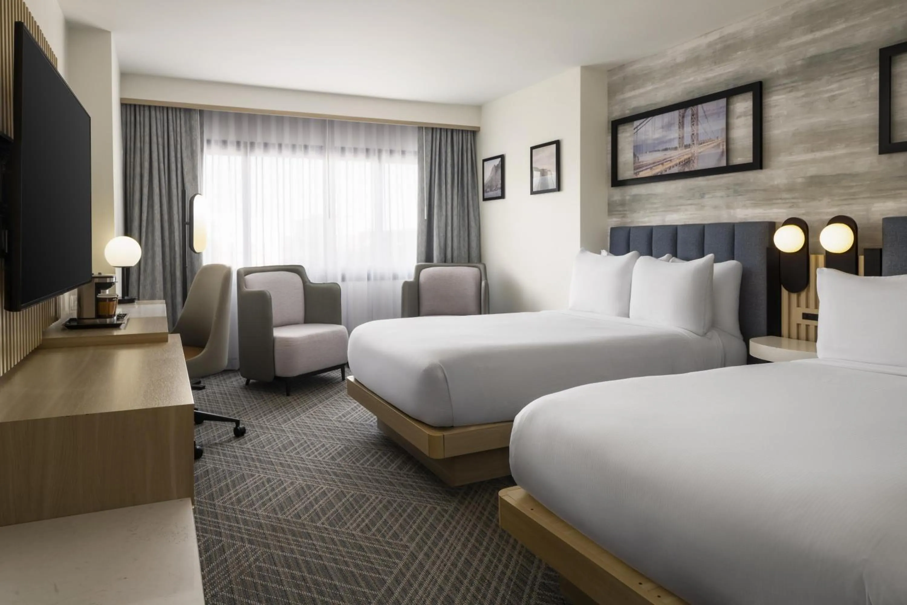 Bed in DoubleTree by Hilton Fort Lee/George Washington Bridge