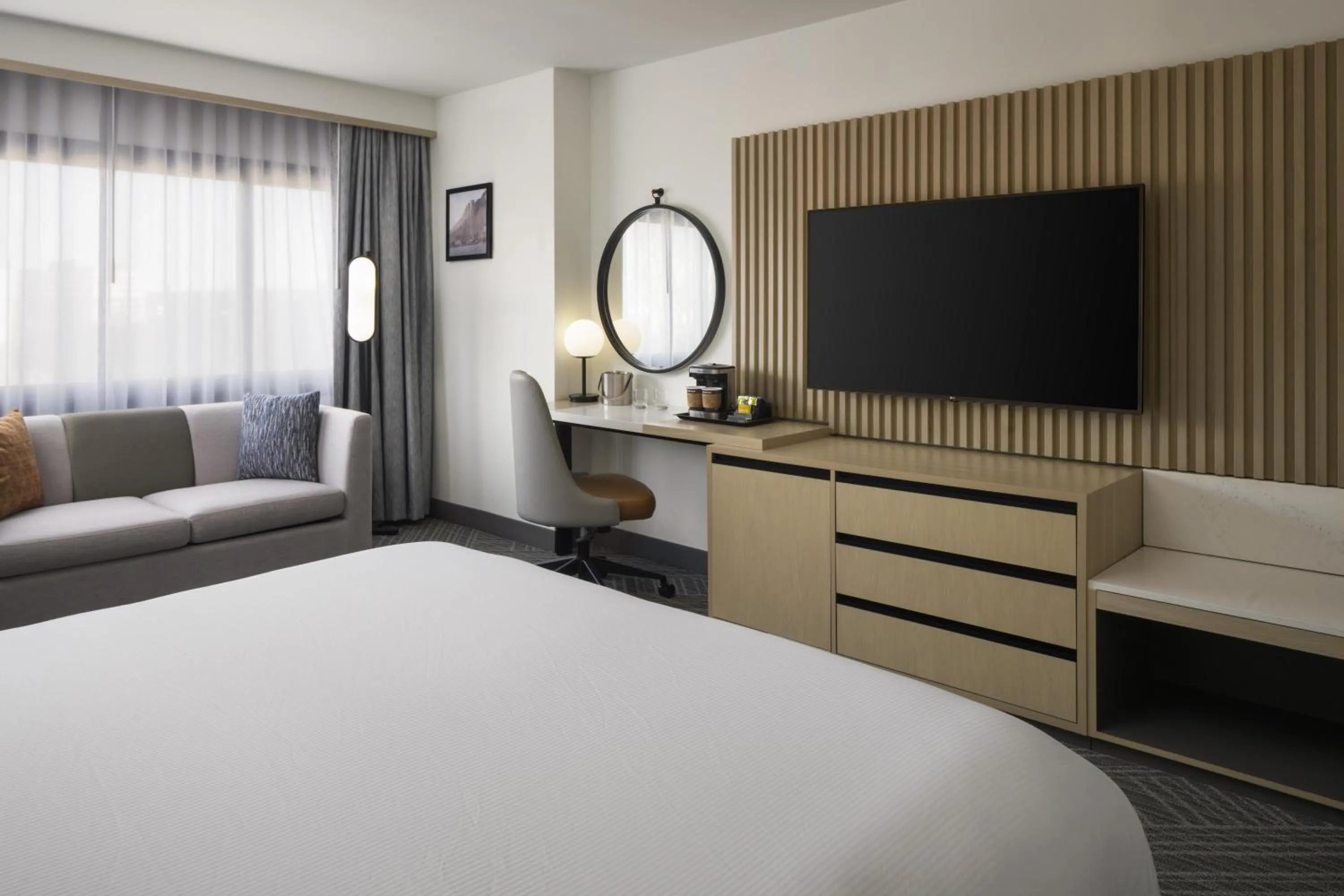 Bedroom, Bed in DoubleTree by Hilton Fort Lee/George Washington Bridge