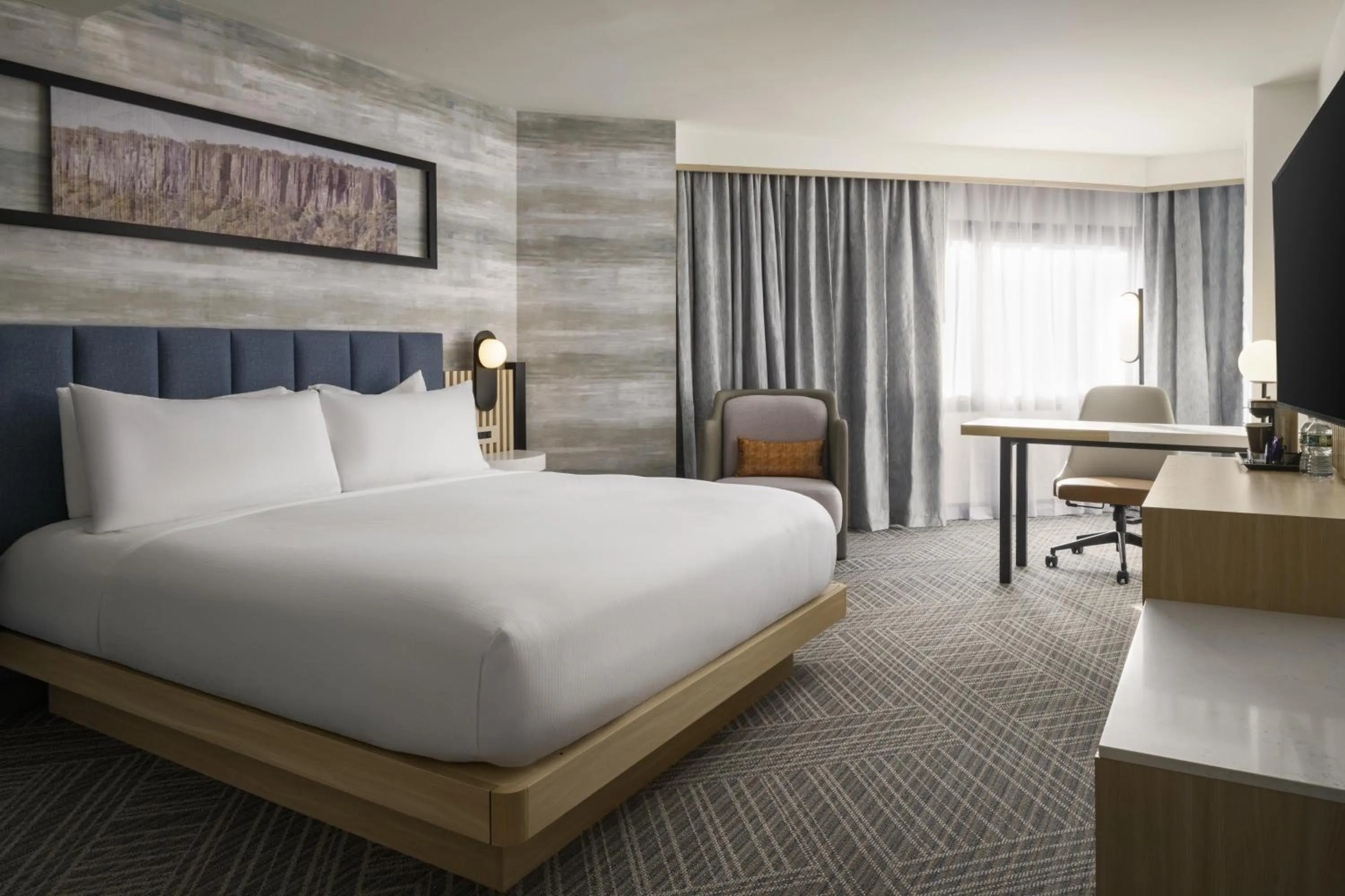 Bed in DoubleTree by Hilton Fort Lee/George Washington Bridge