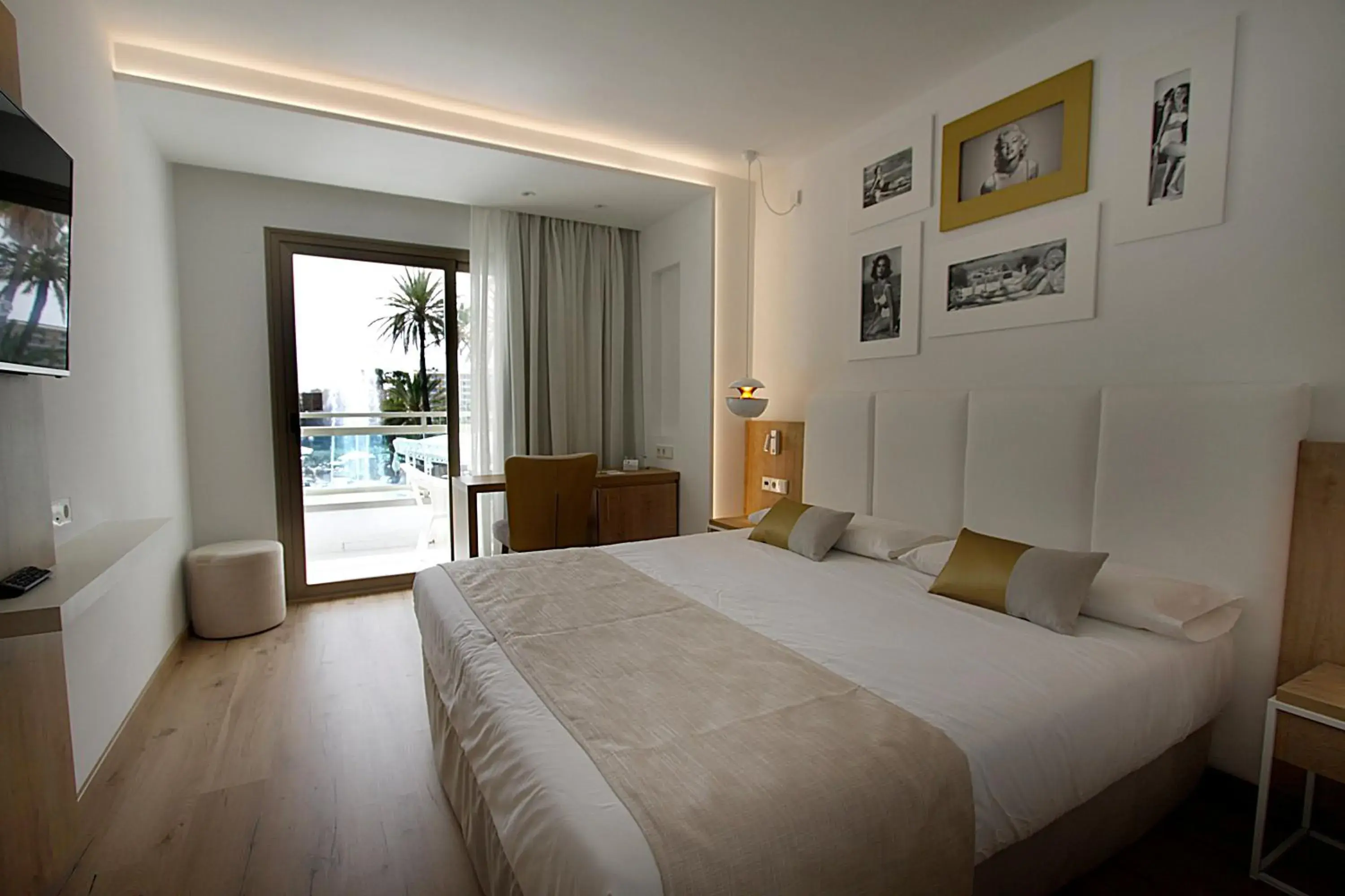Photo of the whole room, Bed in BG Rei del Mediterrani Photo of the whole room, Bed in BG Rei del Mediterrani