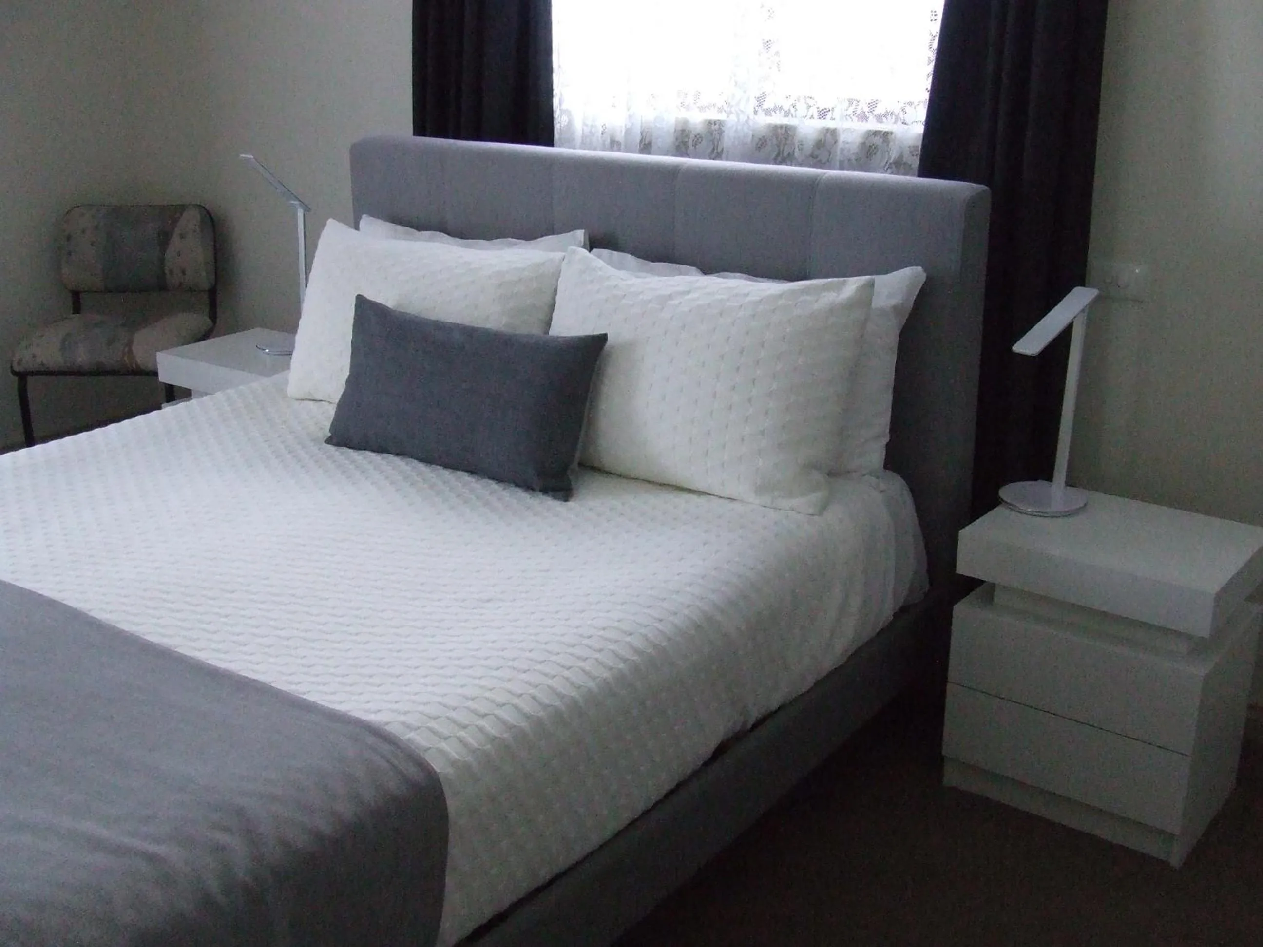 Bedroom, Bed in Queechy Motel