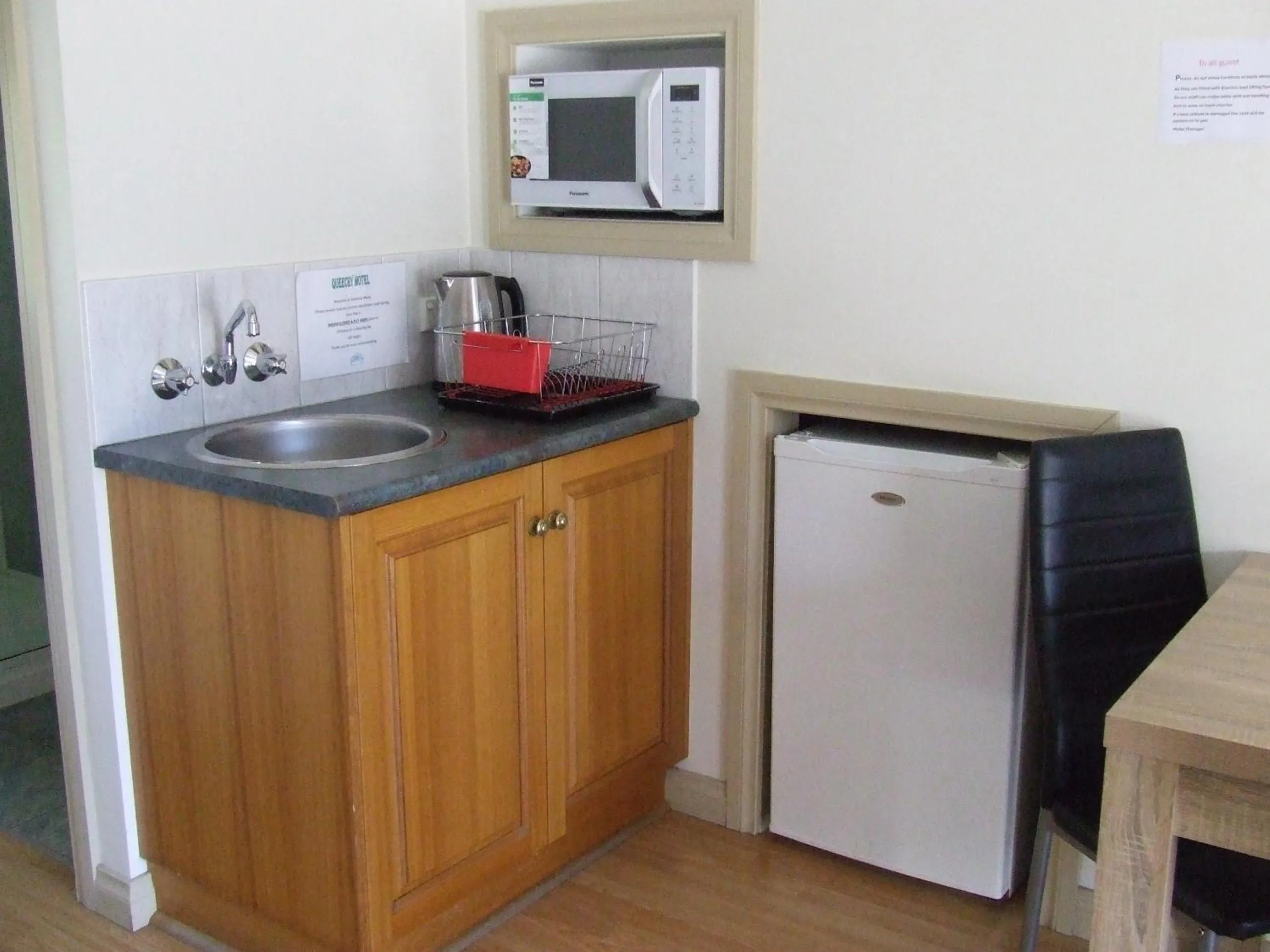 Kitchen or kitchenette in Queechy Motel