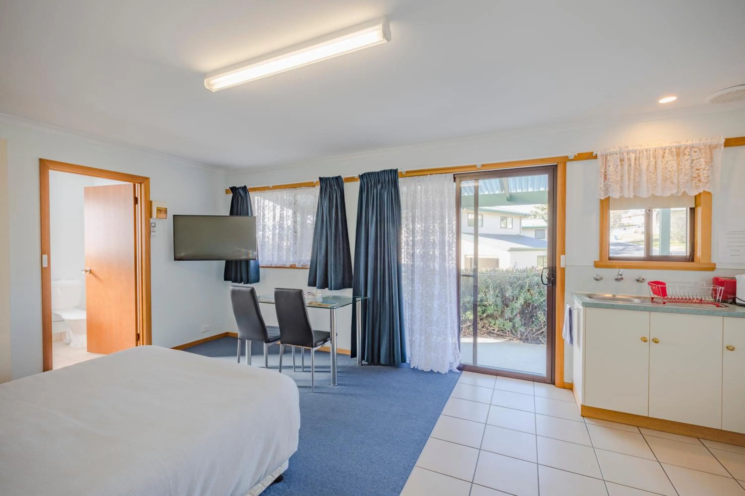 Dining area, Bed in Queechy Motel