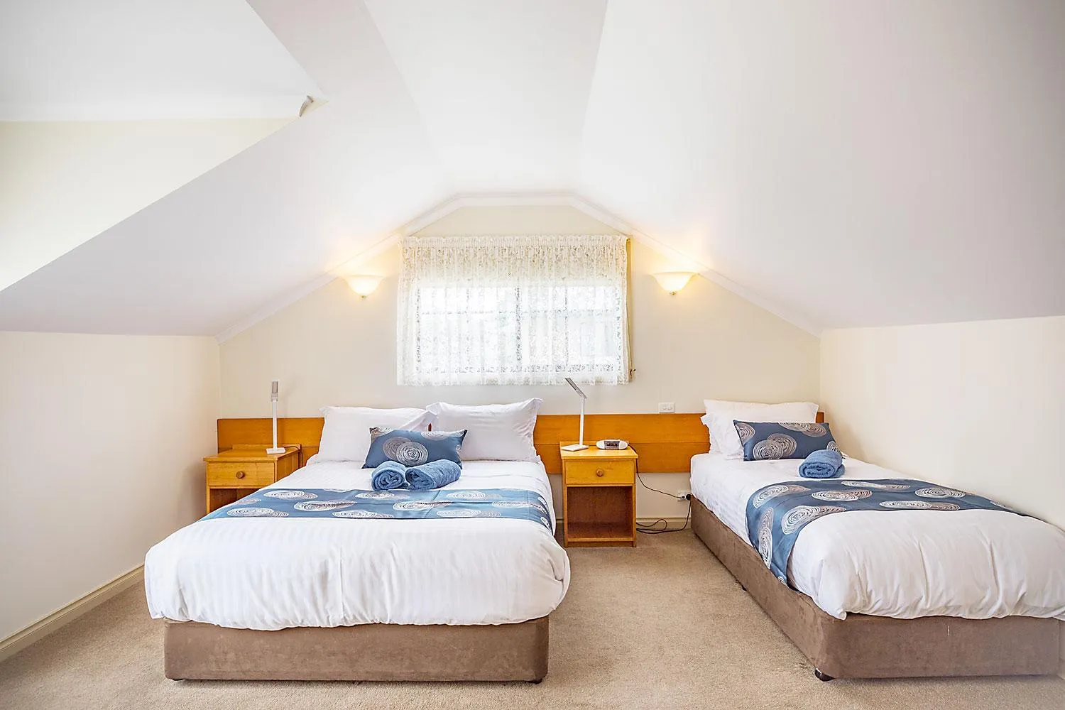 Photo of the whole room, Bed in Queechy Motel