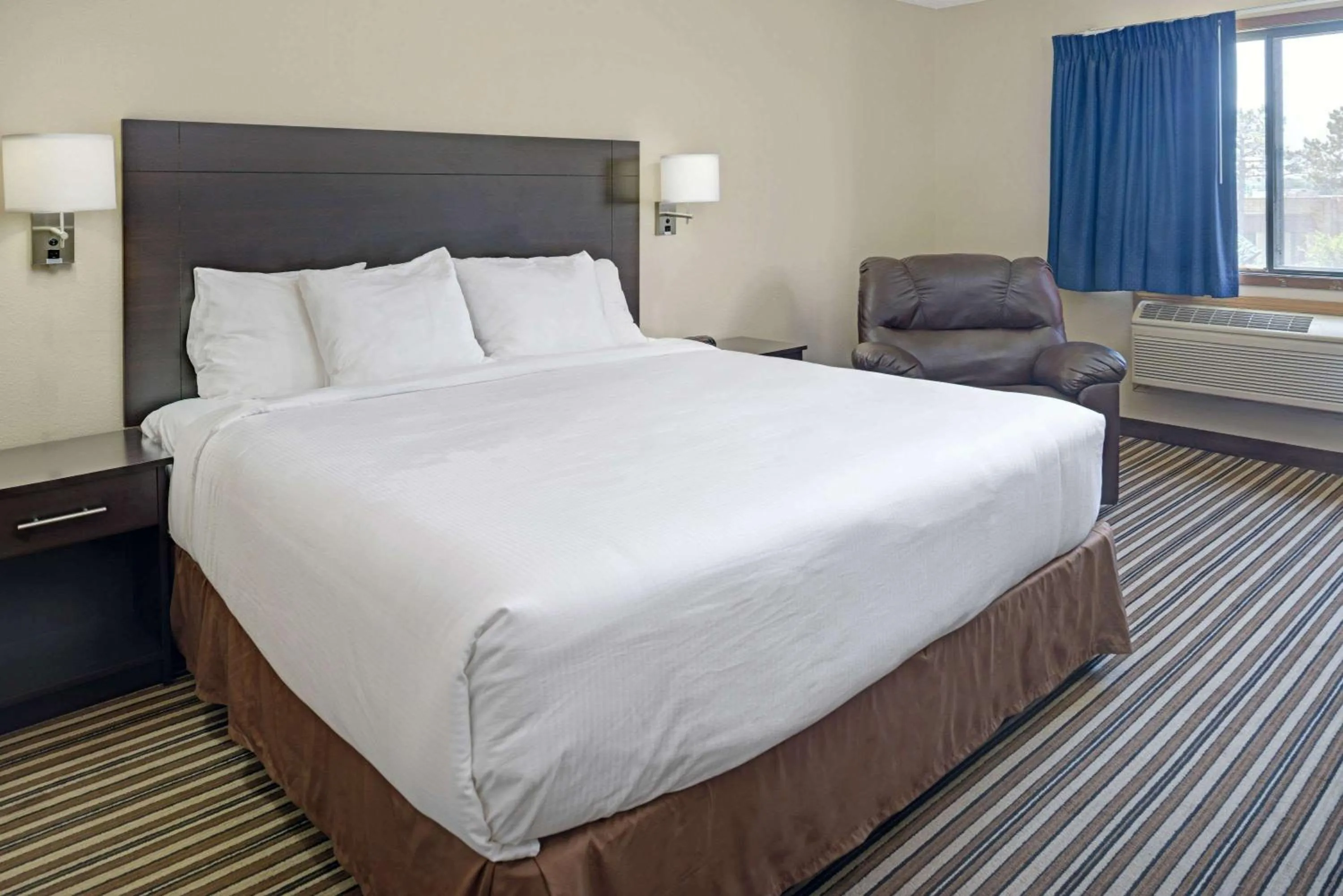 Photo of the whole room, Bed in Super 8 by Wyndham Omaha I-80 West