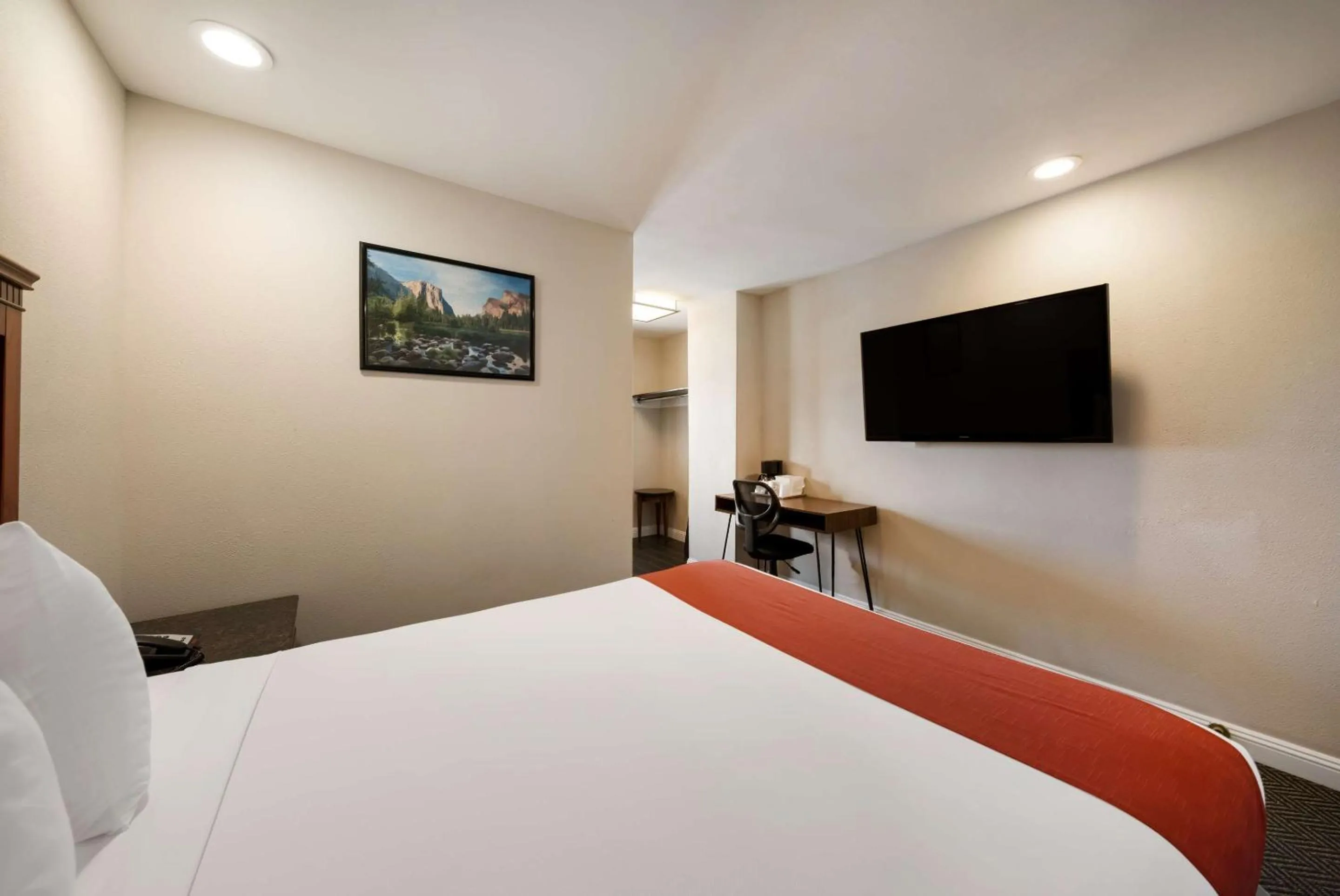 Bedroom, Bed in Rodeway Inn South San Francisco Airport