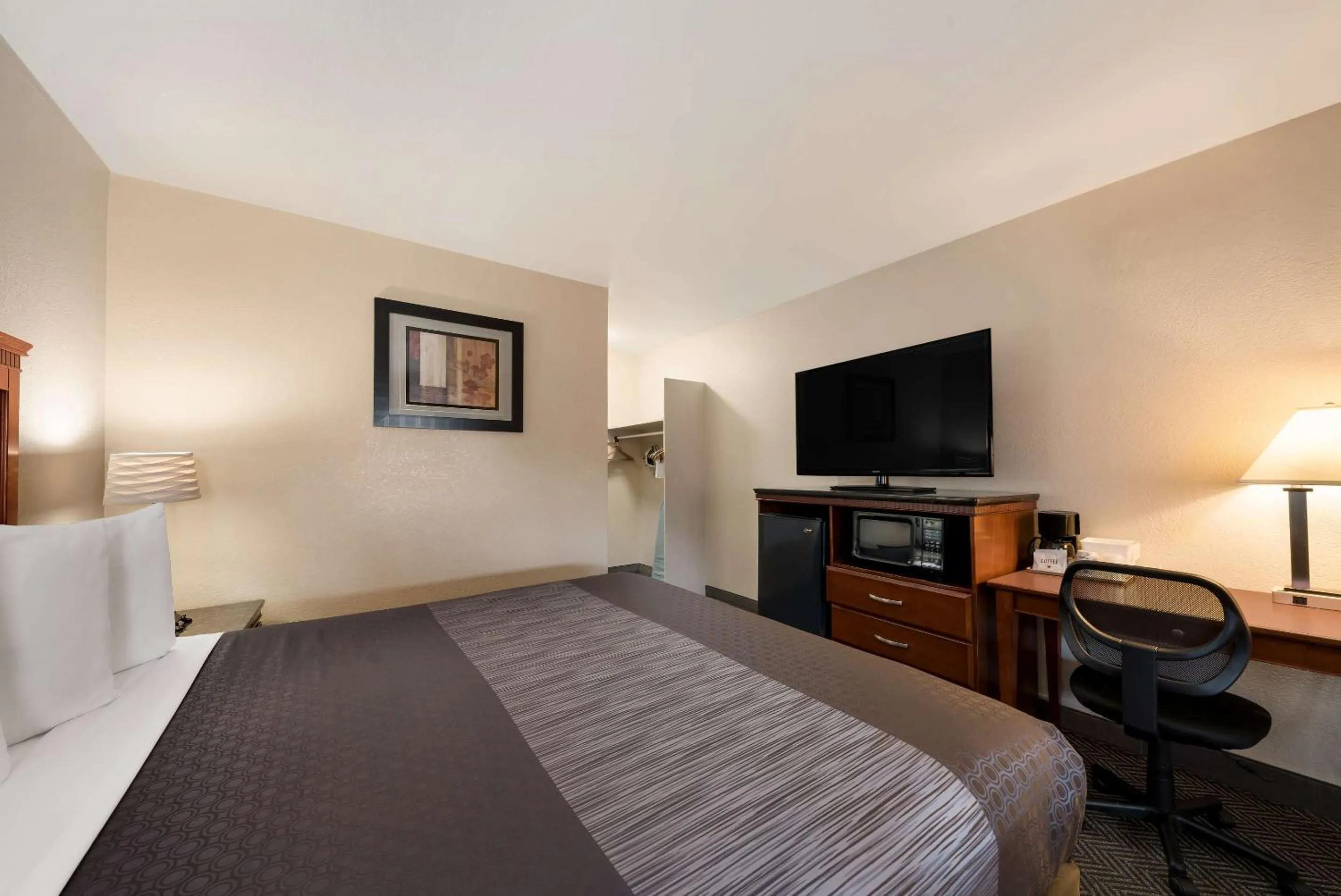 Bedroom, Bed in Rodeway Inn South San Francisco Airport