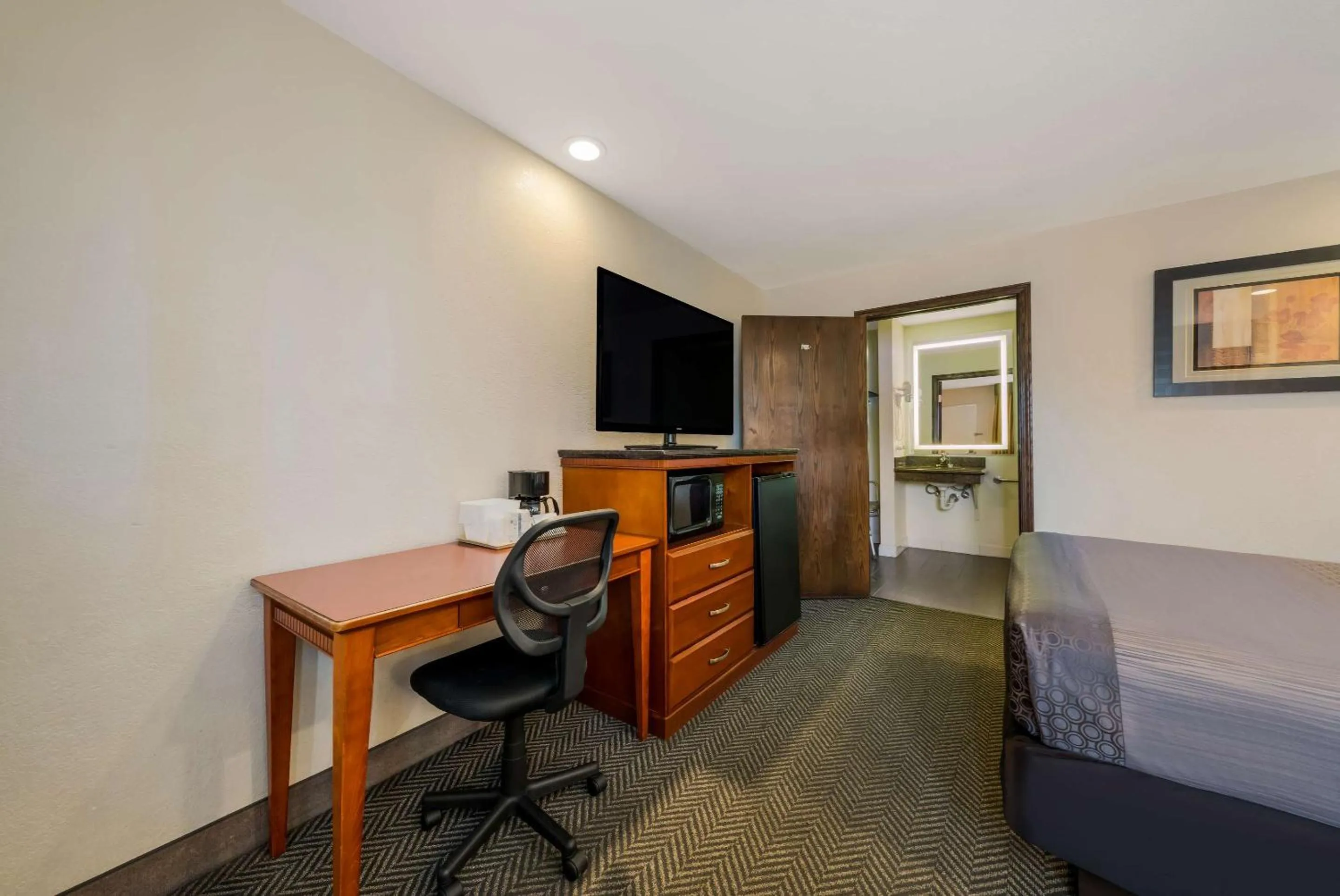 Bedroom, Bed in Rodeway Inn South San Francisco Airport