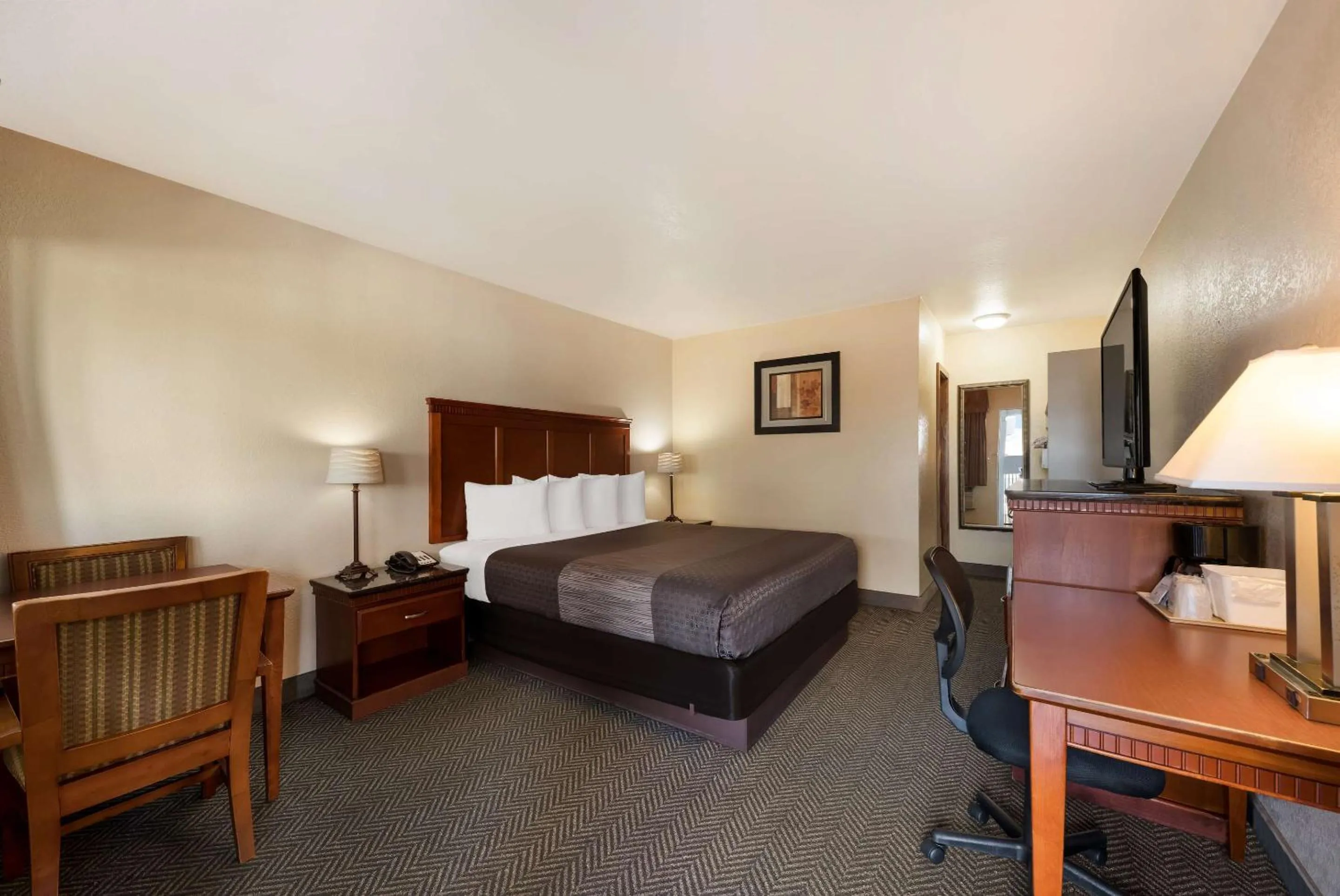 Bedroom, Bed in Rodeway Inn South San Francisco Airport