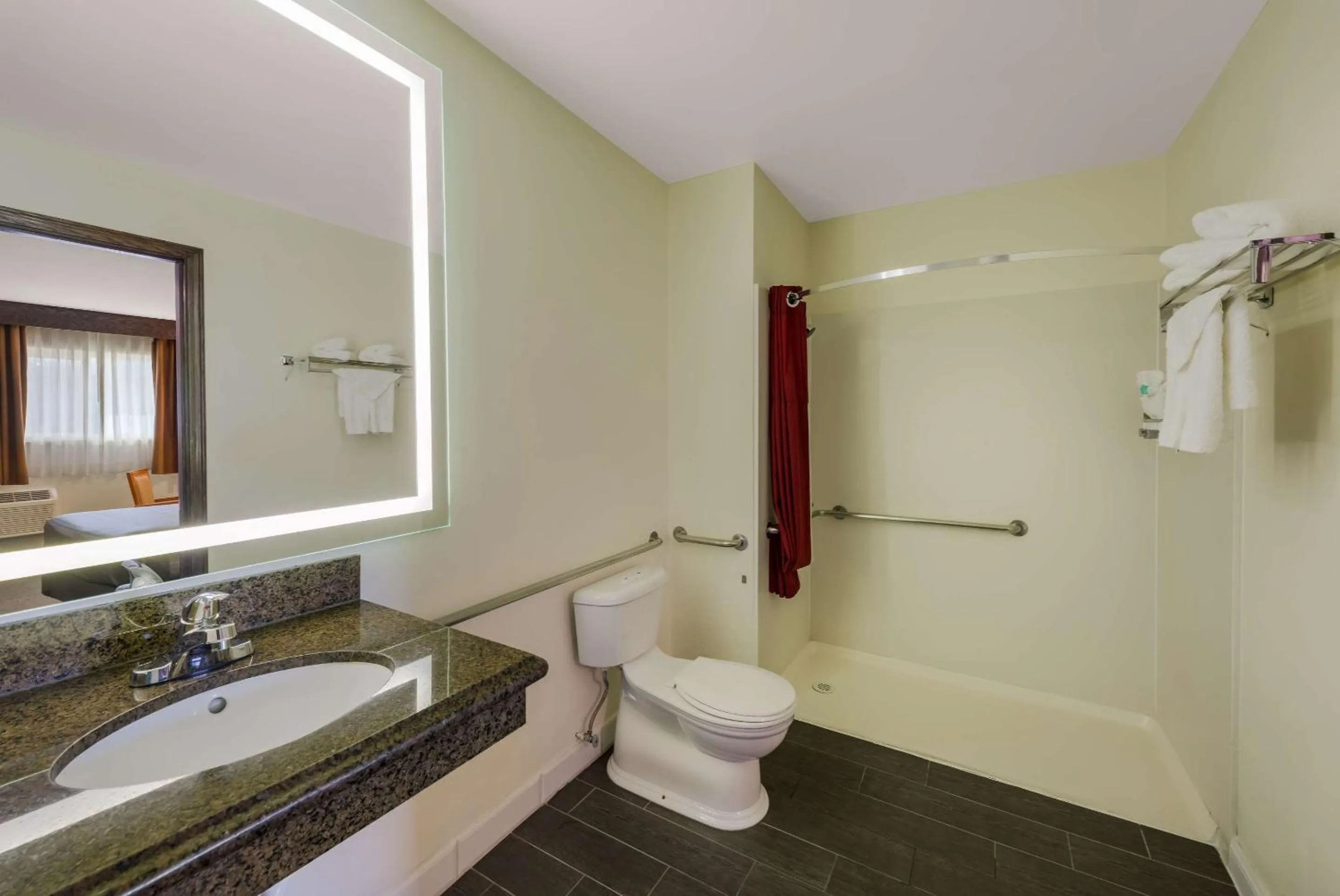 Bedroom in Rodeway Inn South San Francisco Airport