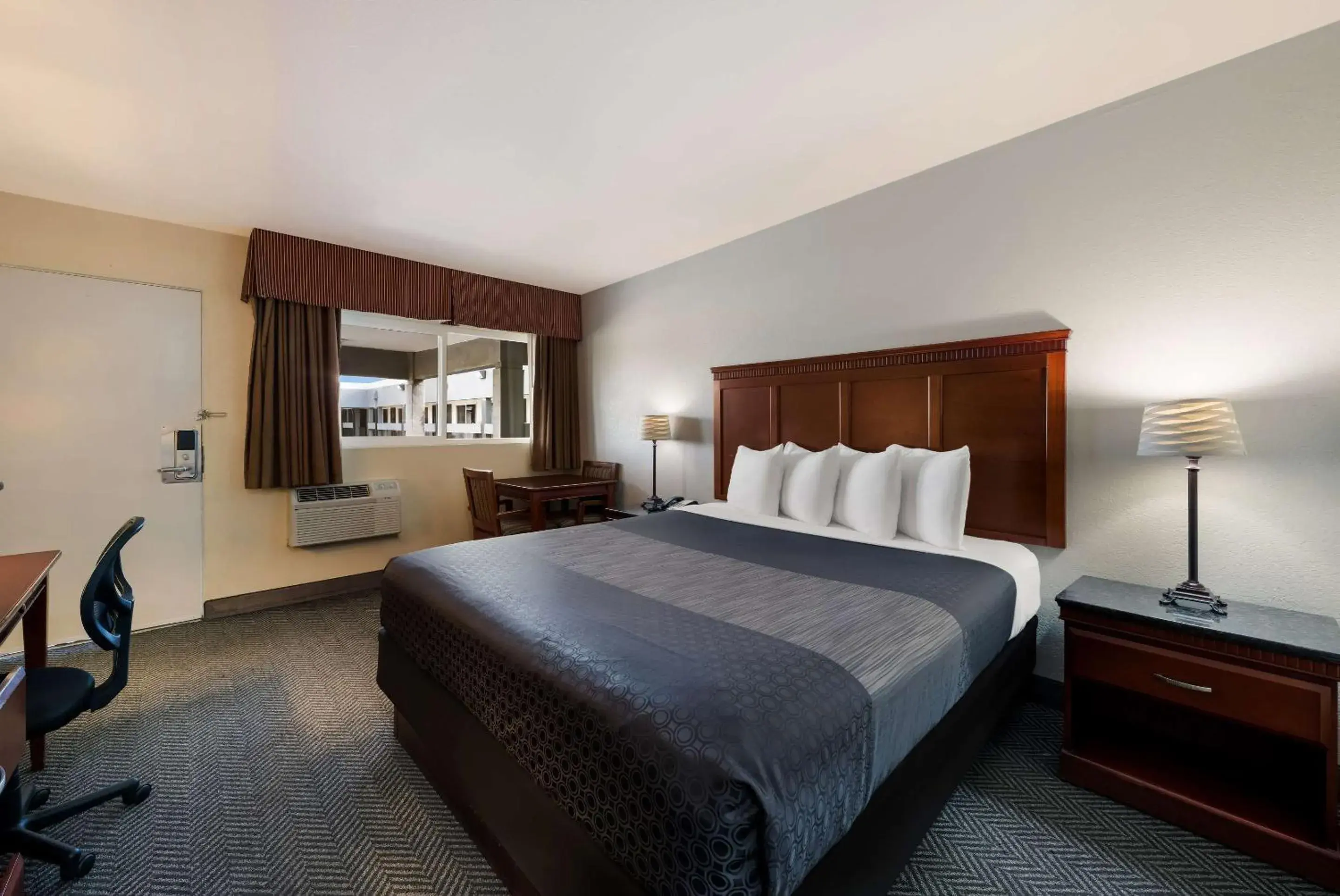 Bedroom, Bed in Rodeway Inn South San Francisco Airport Bedroom, Bed in Rodeway Inn South San Francisco Airport