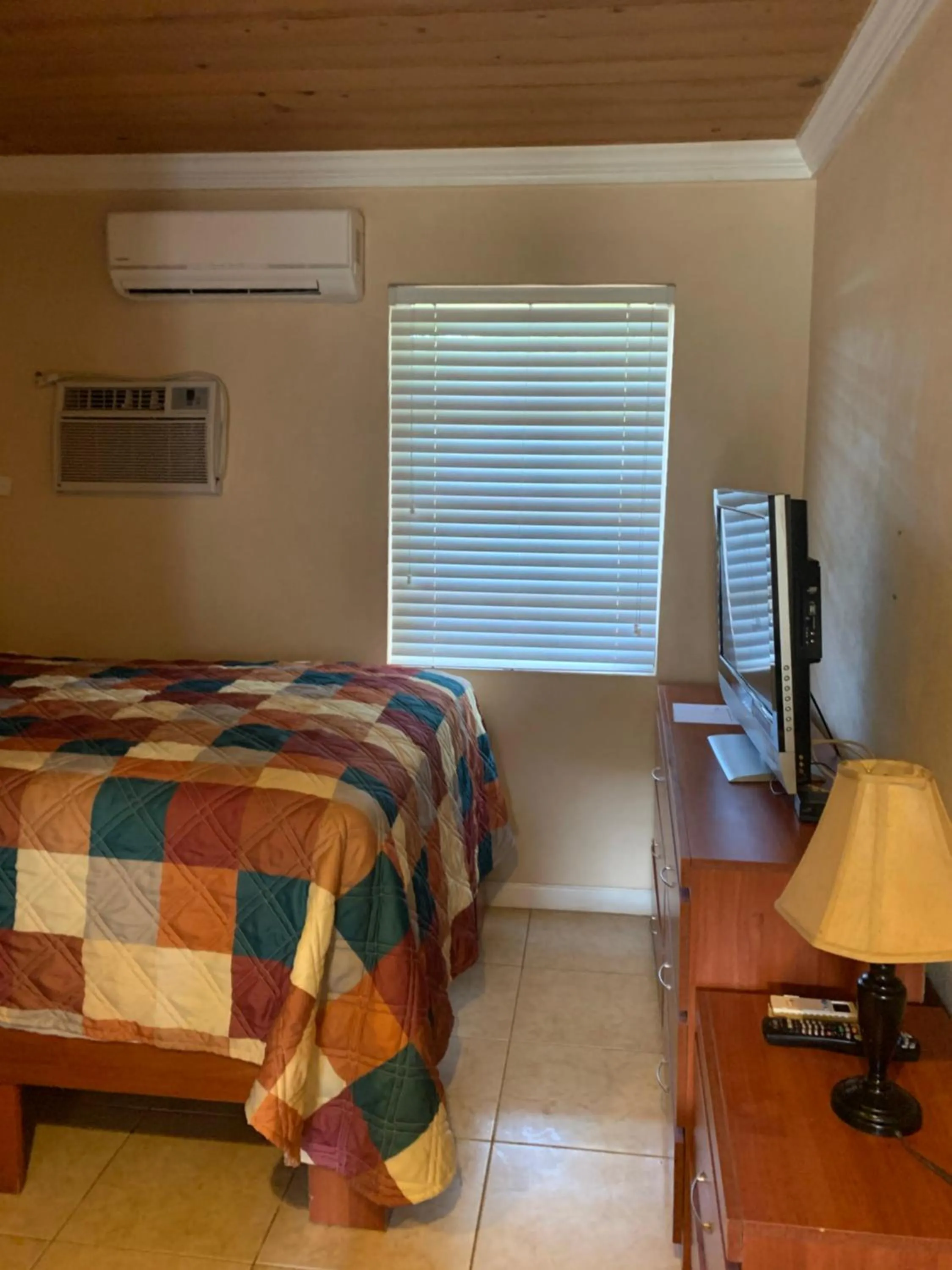 Bedroom, Bed in Bay Inn Estates