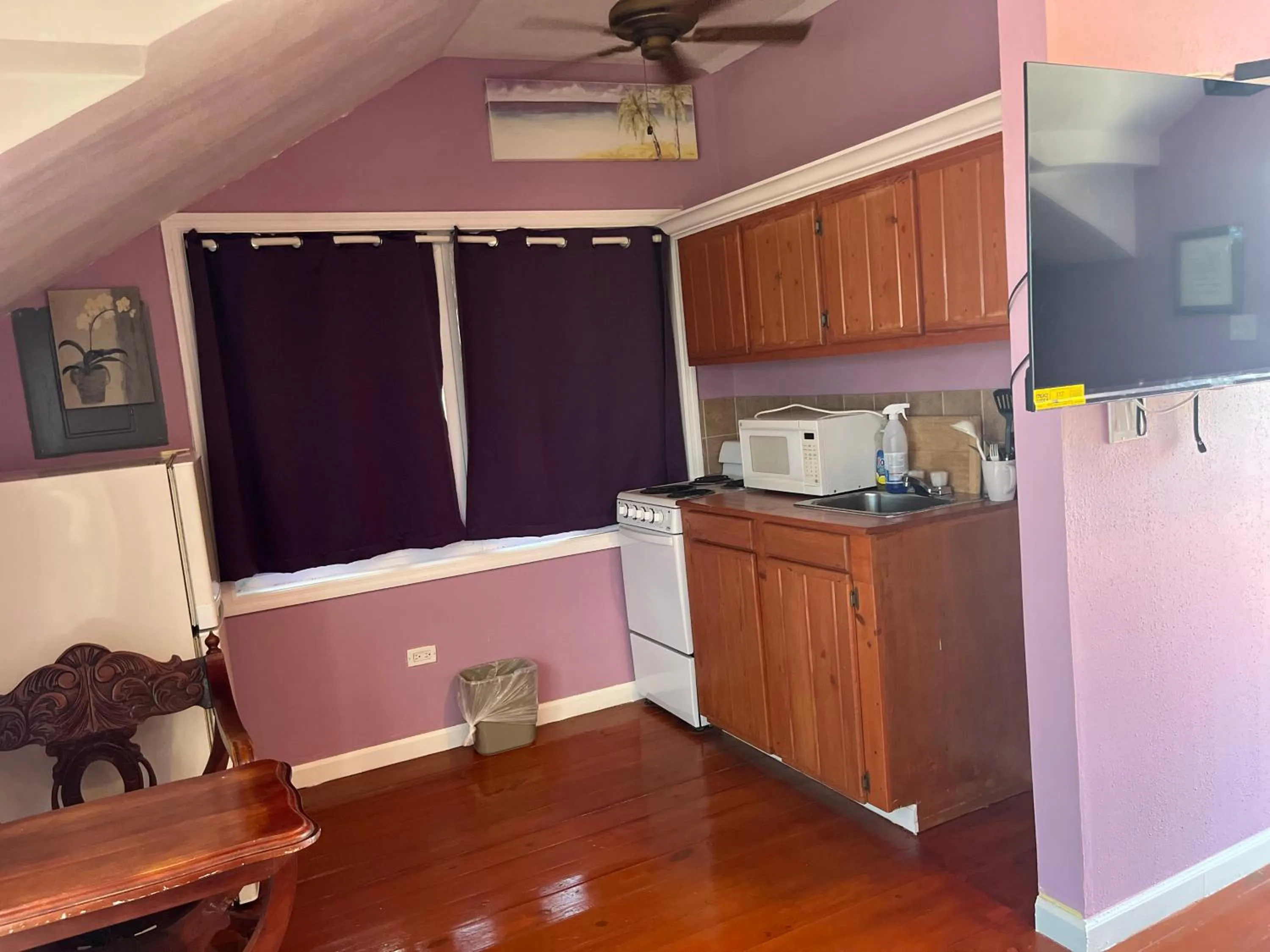 Kitchen or kitchenette in Bay Inn Estates