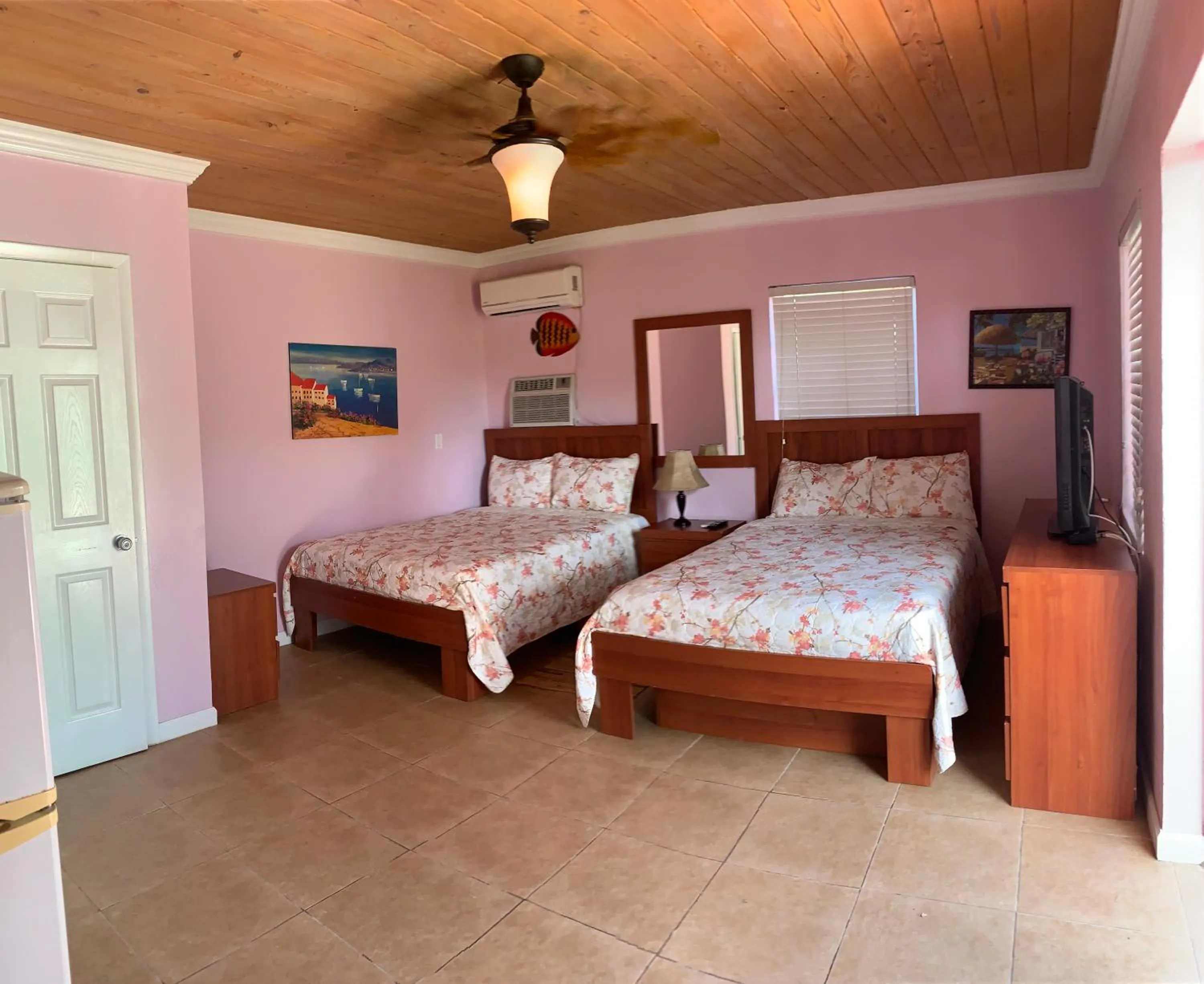 Photo of the whole room, Bed in Bay Inn Estates