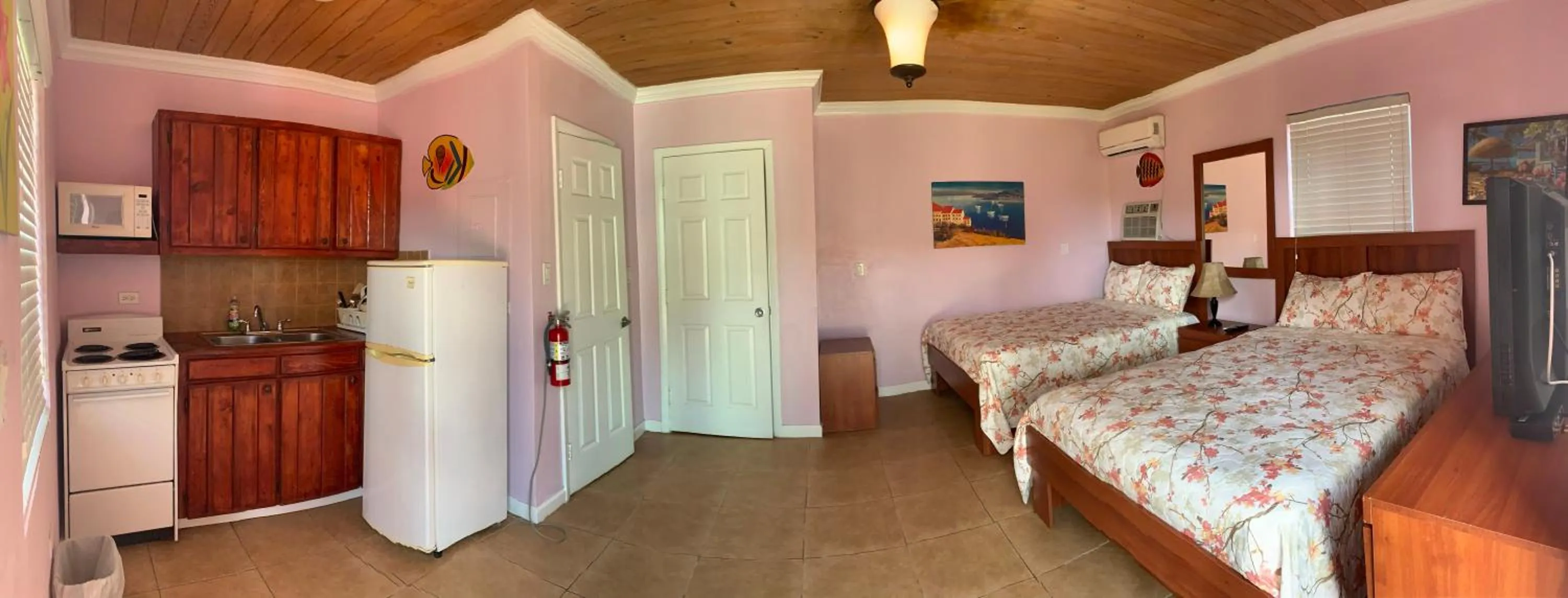Photo of the whole room, Bed in Bay Inn Estates