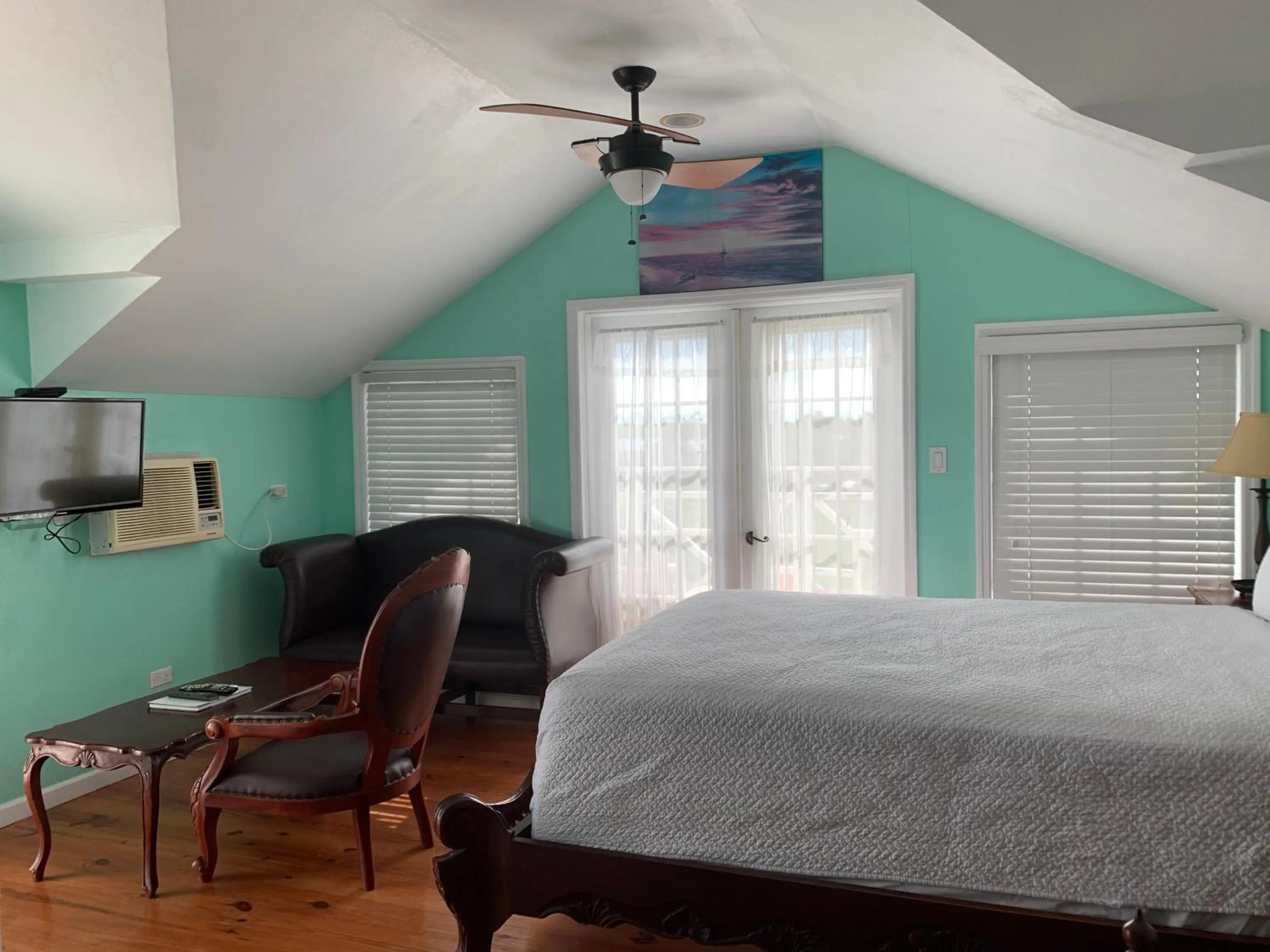 Photo of the whole room, Bed in Bay Inn Estates