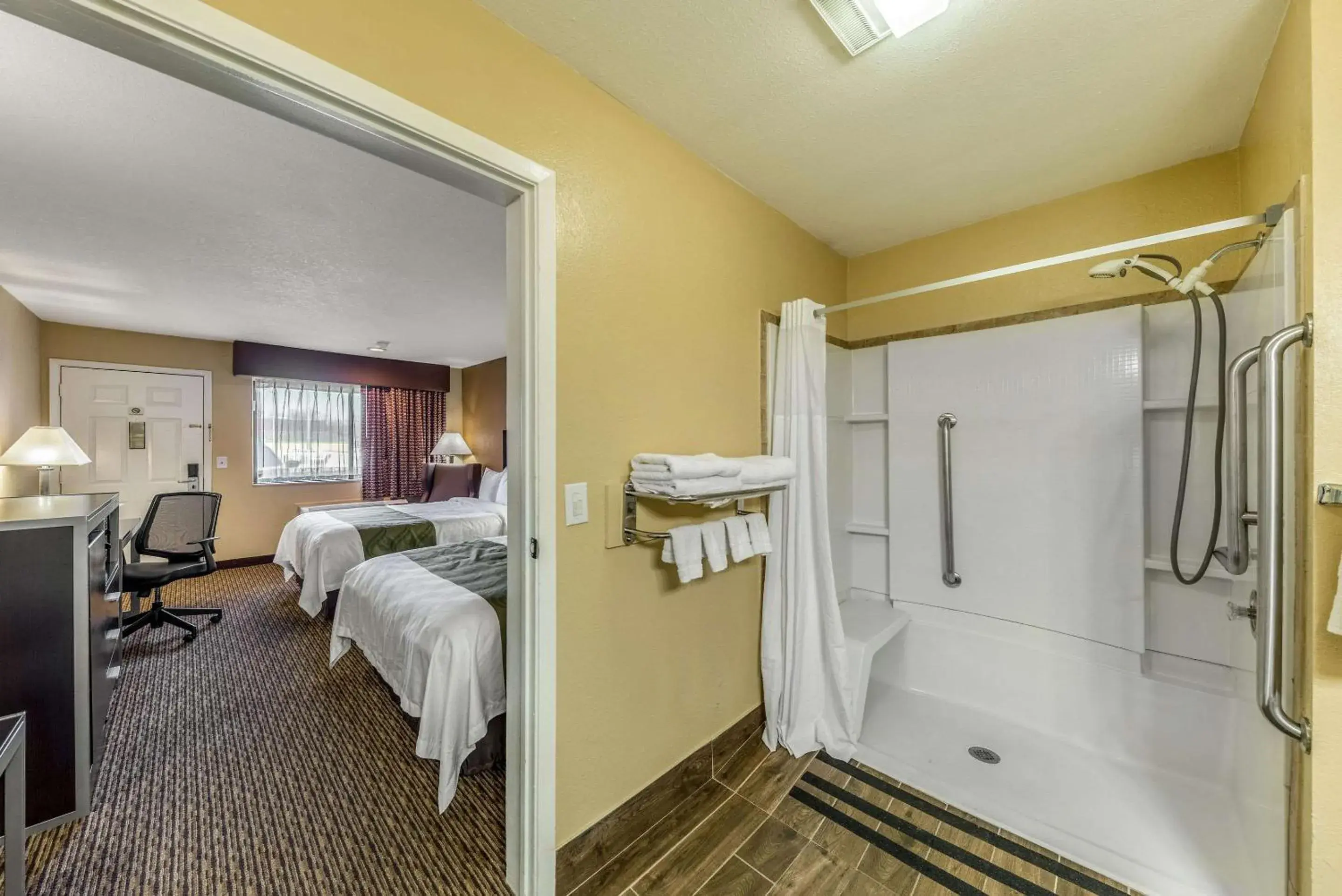 Photo of the whole room, Bed in Quality Inn Glenpool - Tulsa Photo of the whole room, Bed in Quality Inn Glenpool - Tulsa