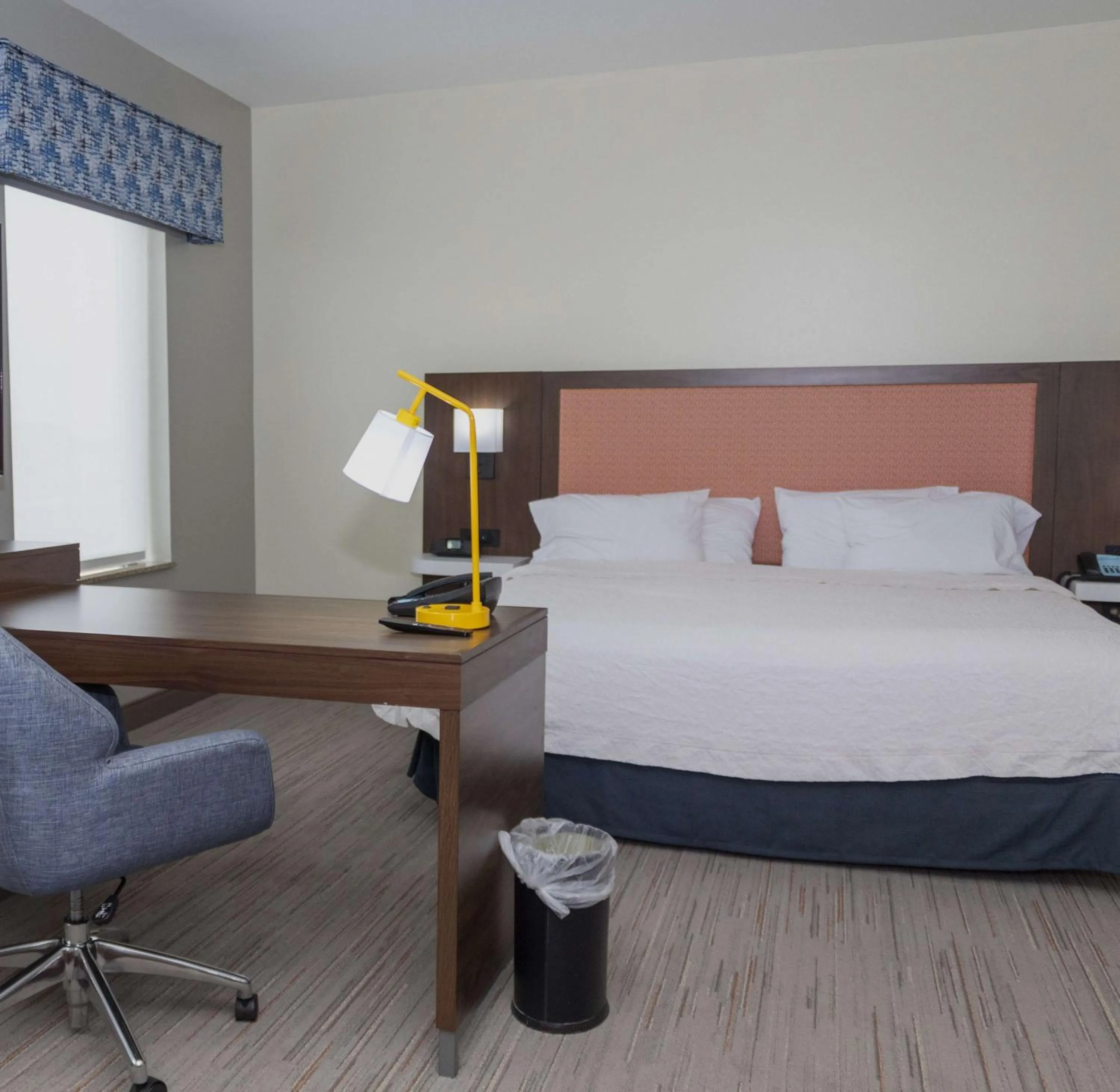 Bedroom, Bed in Hampton Inn & Suites Riverton