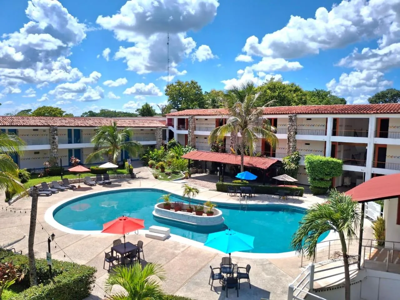 Swimming pool in Hotel Plaza Palenque