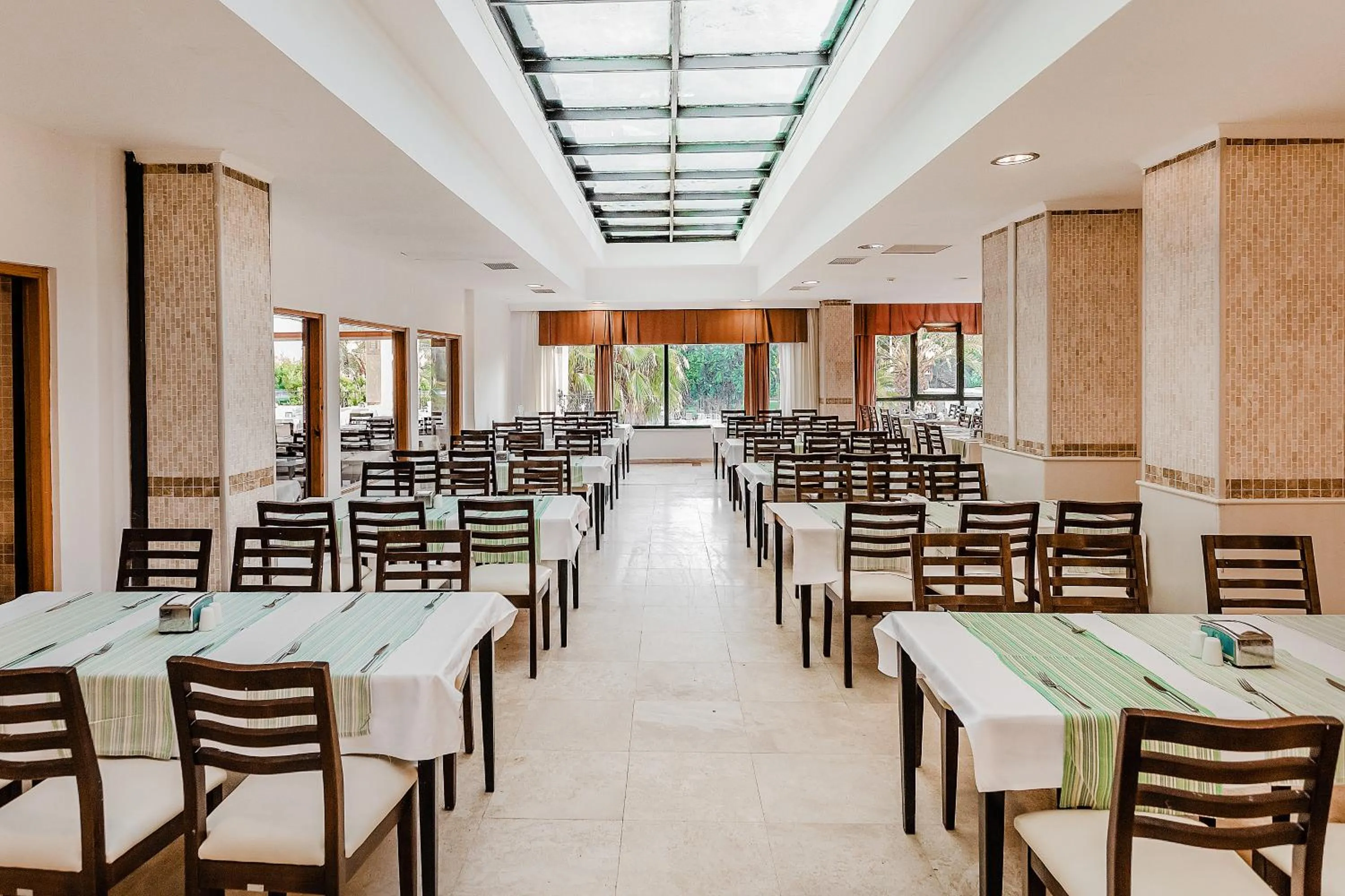 Restaurant/places to eat in Sural Hotel