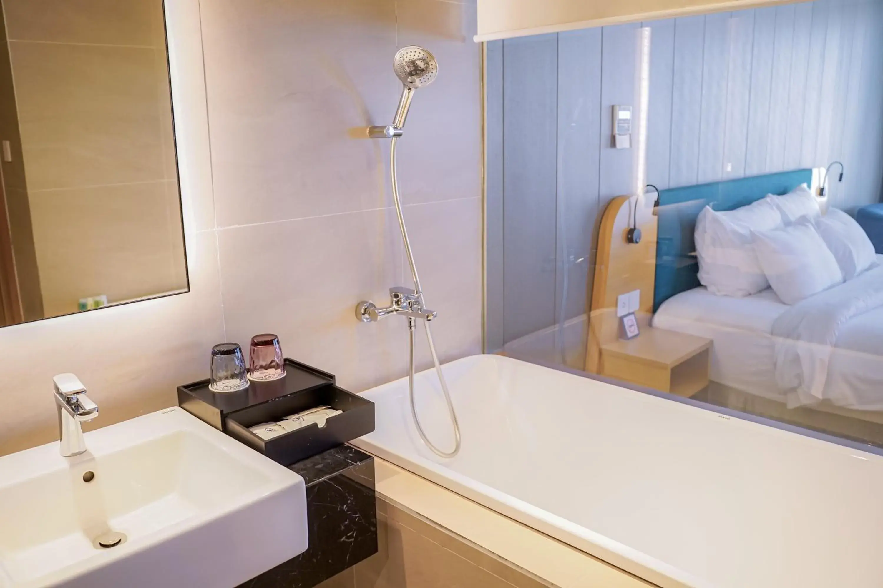 Shower, Bed in Quinter Central Nha Trang Shower, Bed in Quinter Central Nha Trang