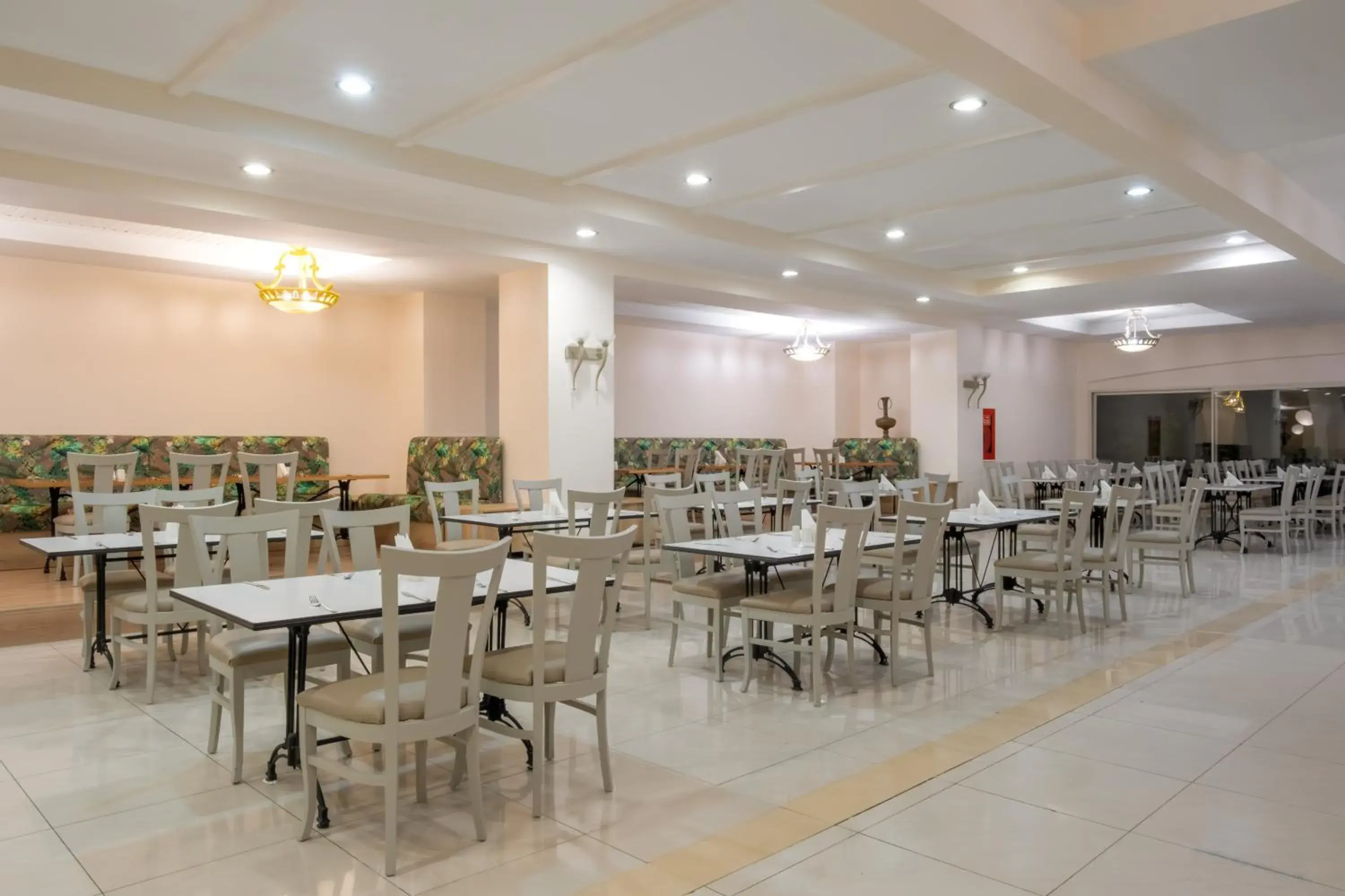 Restaurant/places to eat in Sural Resort Hotel Restaurant/places to eat in Sural Resort Hotel