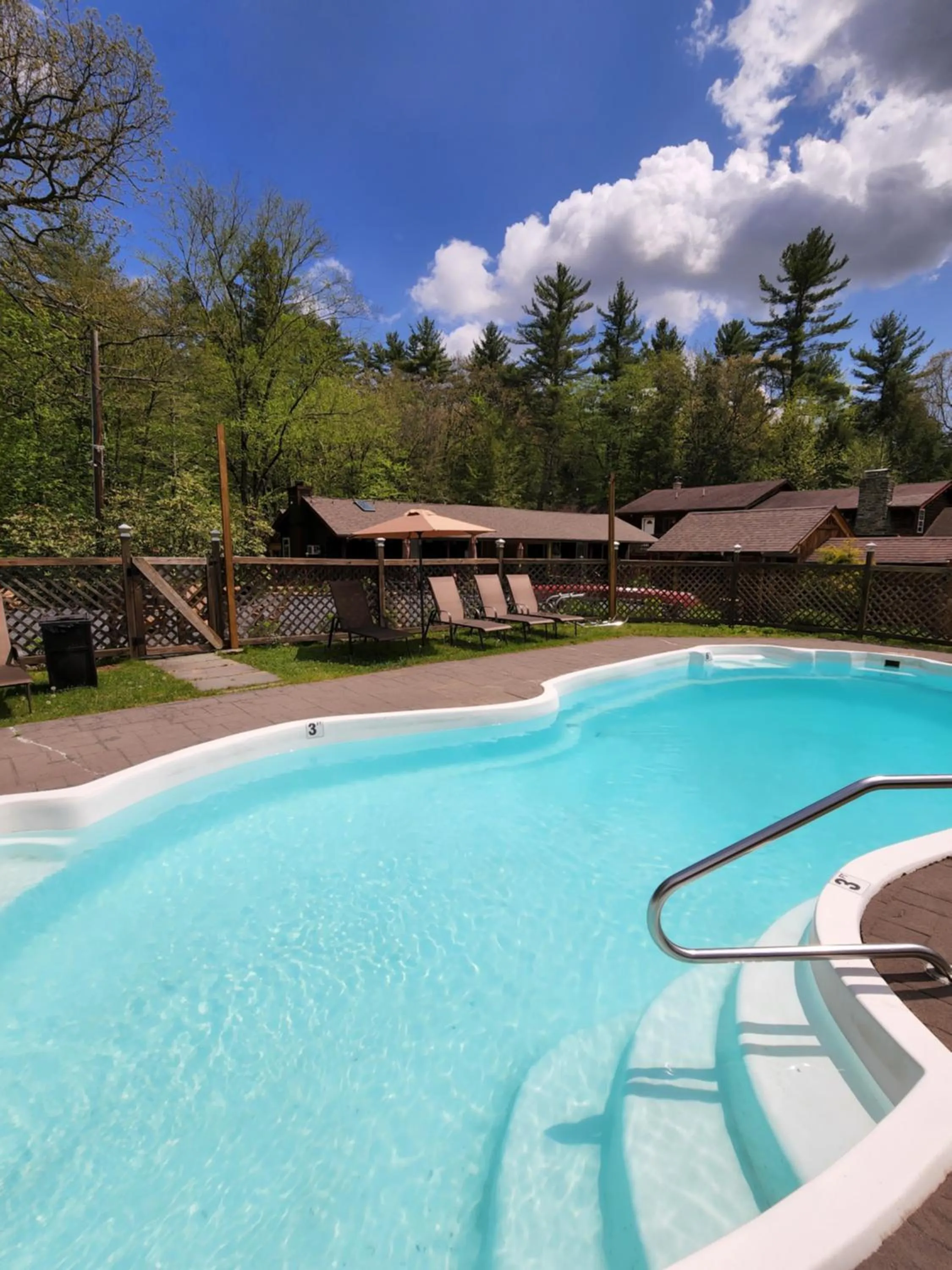 Swimming pool in Magnolia Streamside Resort
