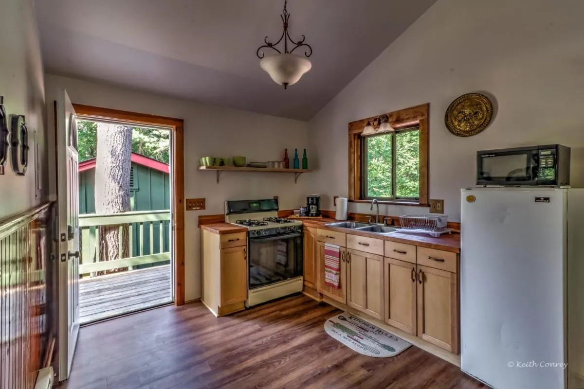 Kitchen or kitchenette in Magnolia Streamside Resort