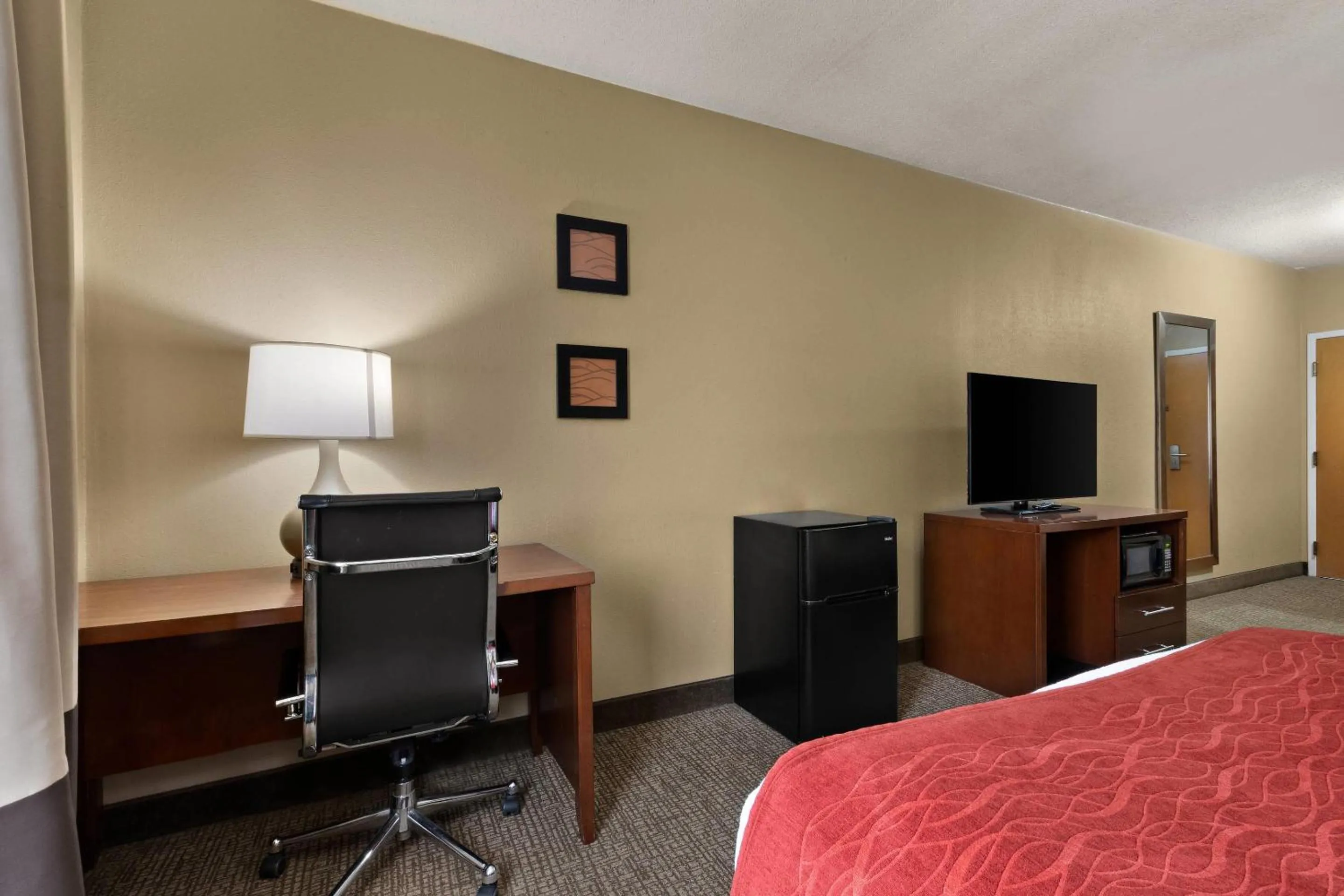 Bedroom, Bed in Comfort Inn Bordentown near NJ Turnpike
